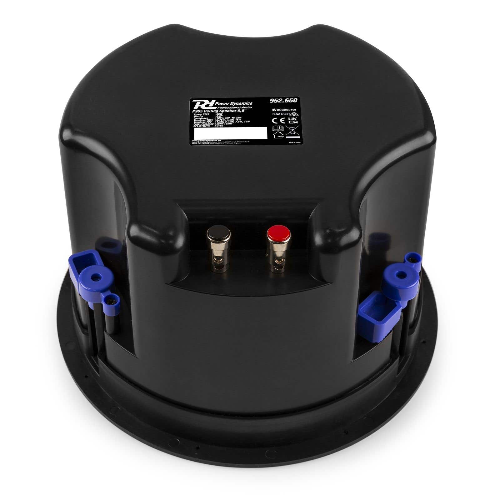 Altavoz de techo negro con clips de montaje azules y terminales rojo/negro. El altavoz tiene una etiqueta con especificaciones.