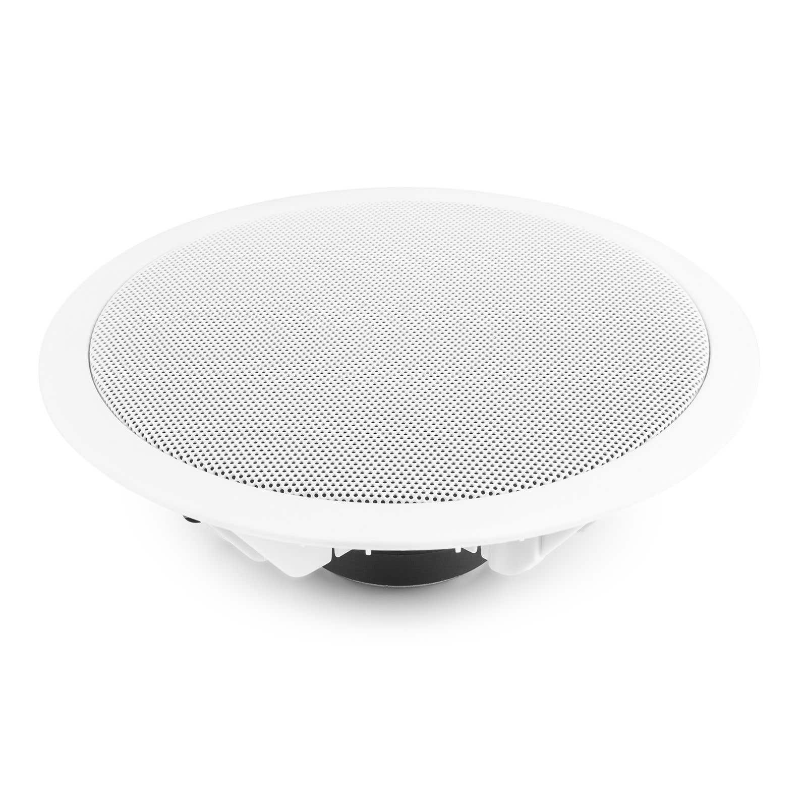 Un altavoz de techo blanco con una rejilla perforada. Es redondo con marco blanco y soporte negro.