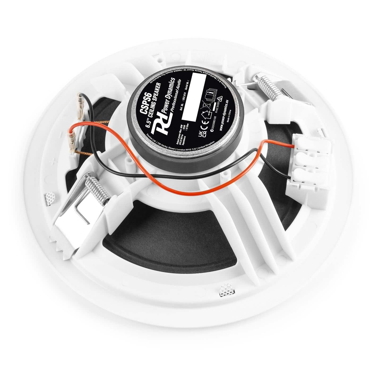 Un altavoz de techo blanco con cables negros y rojos, un cono de altavoz negro y un resorte metálico.