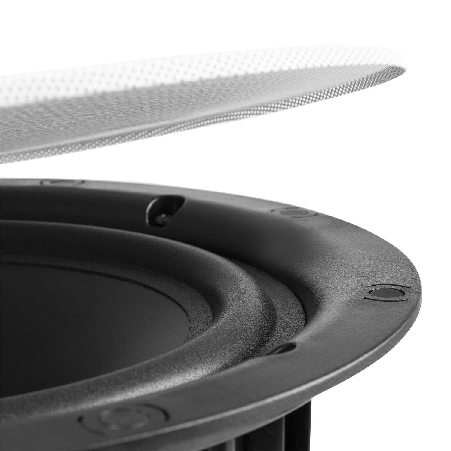 Primer plano de un altavoz negro con una cubierta blanca perforada que lo cubre parcialmente. El altavoz es circular.