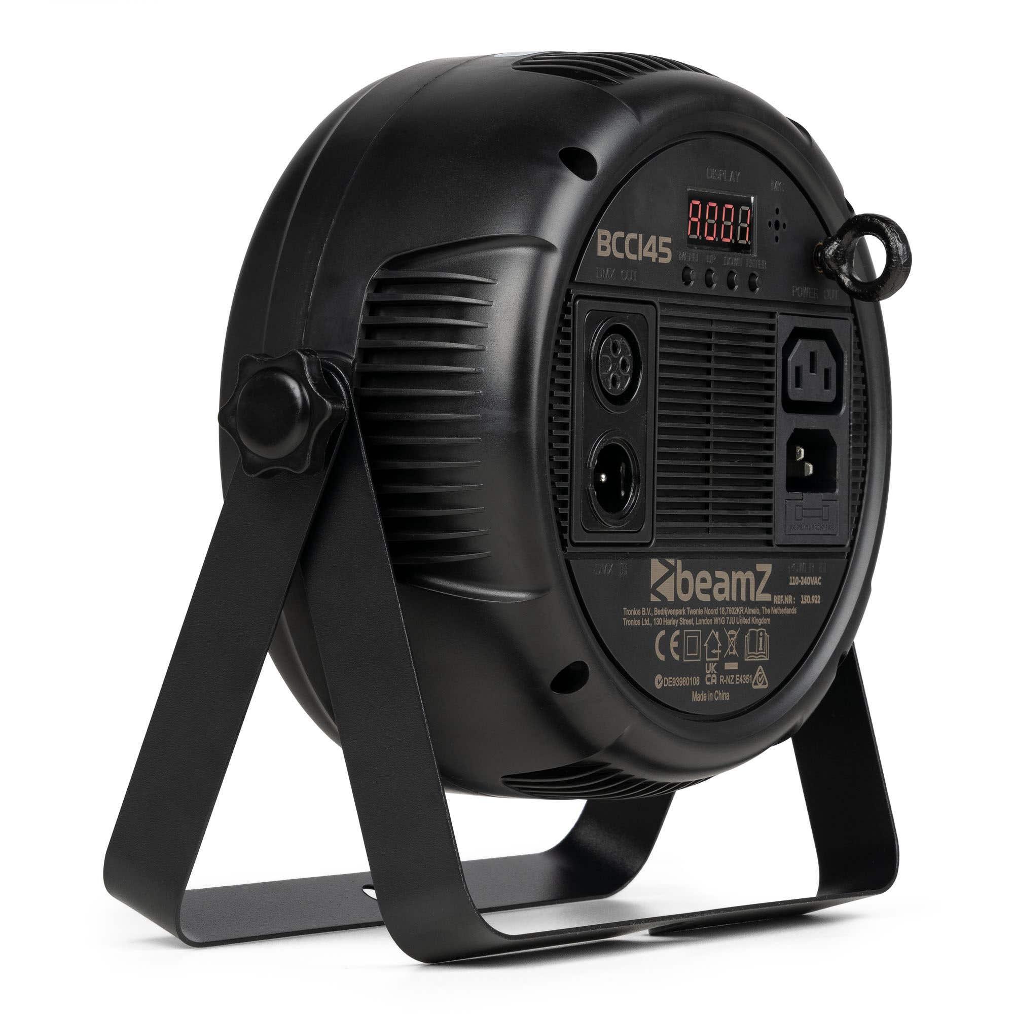 Foco de escenario negro con pantalla digital y varios puertos. Un soporte metálico sostiene la luz, y un anillo para colgar.