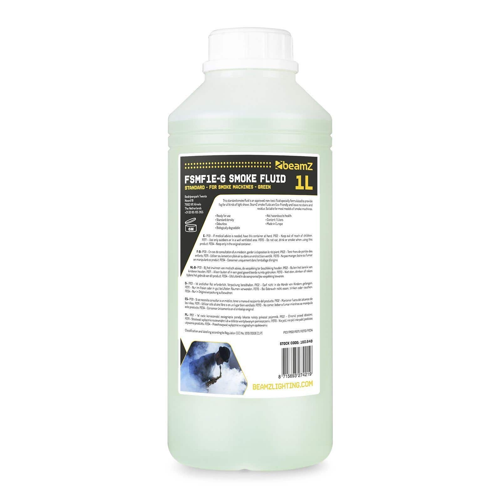Una botella verde de líquido para humo con la etiqueta 'FSMF1E-G', una etiqueta en blanco y negro y una imagen.