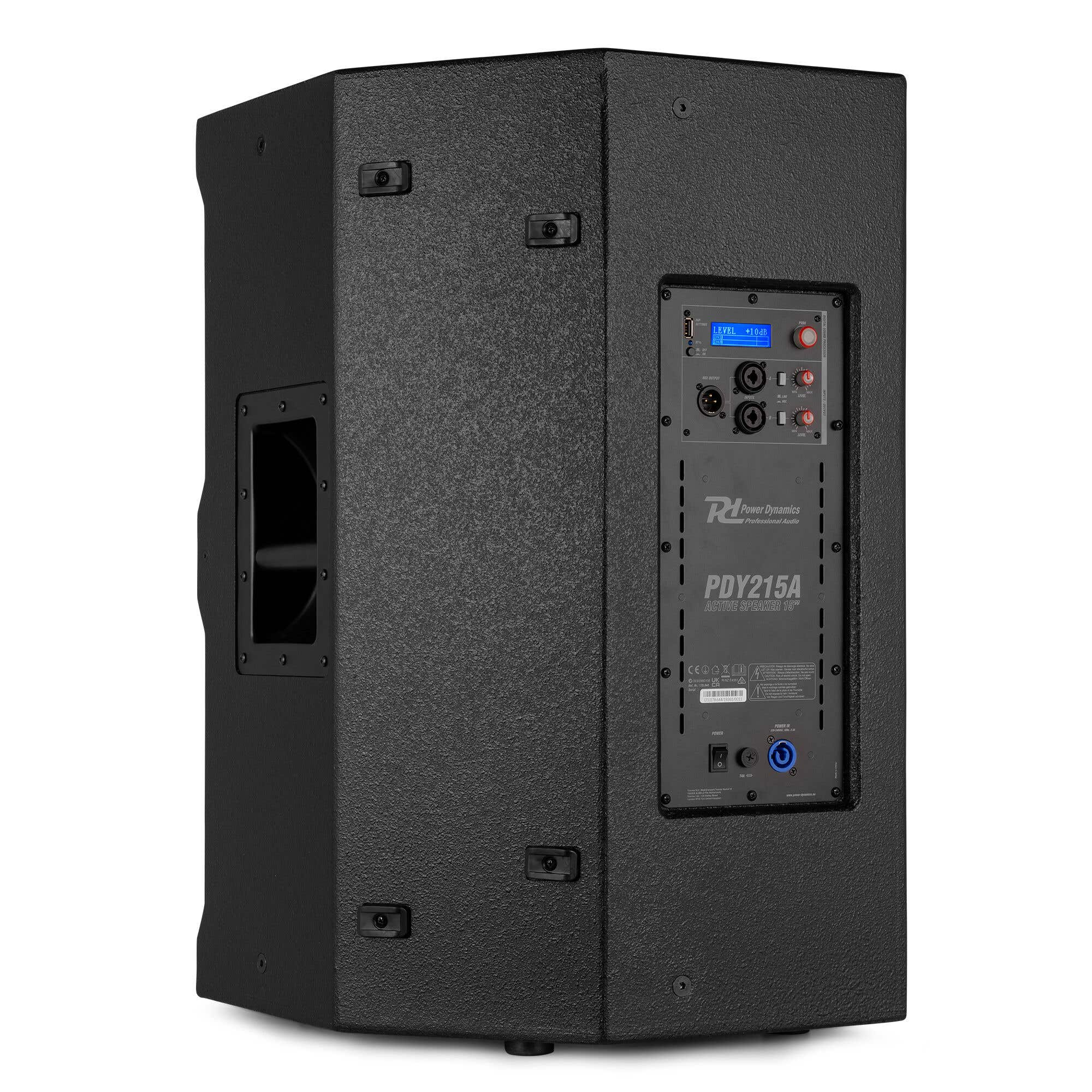 Een zwarte PDY215A actieve luidspreker. Het heeft een bedieningspaneel met een blauw LED-display en diverse in-/uitgangen.