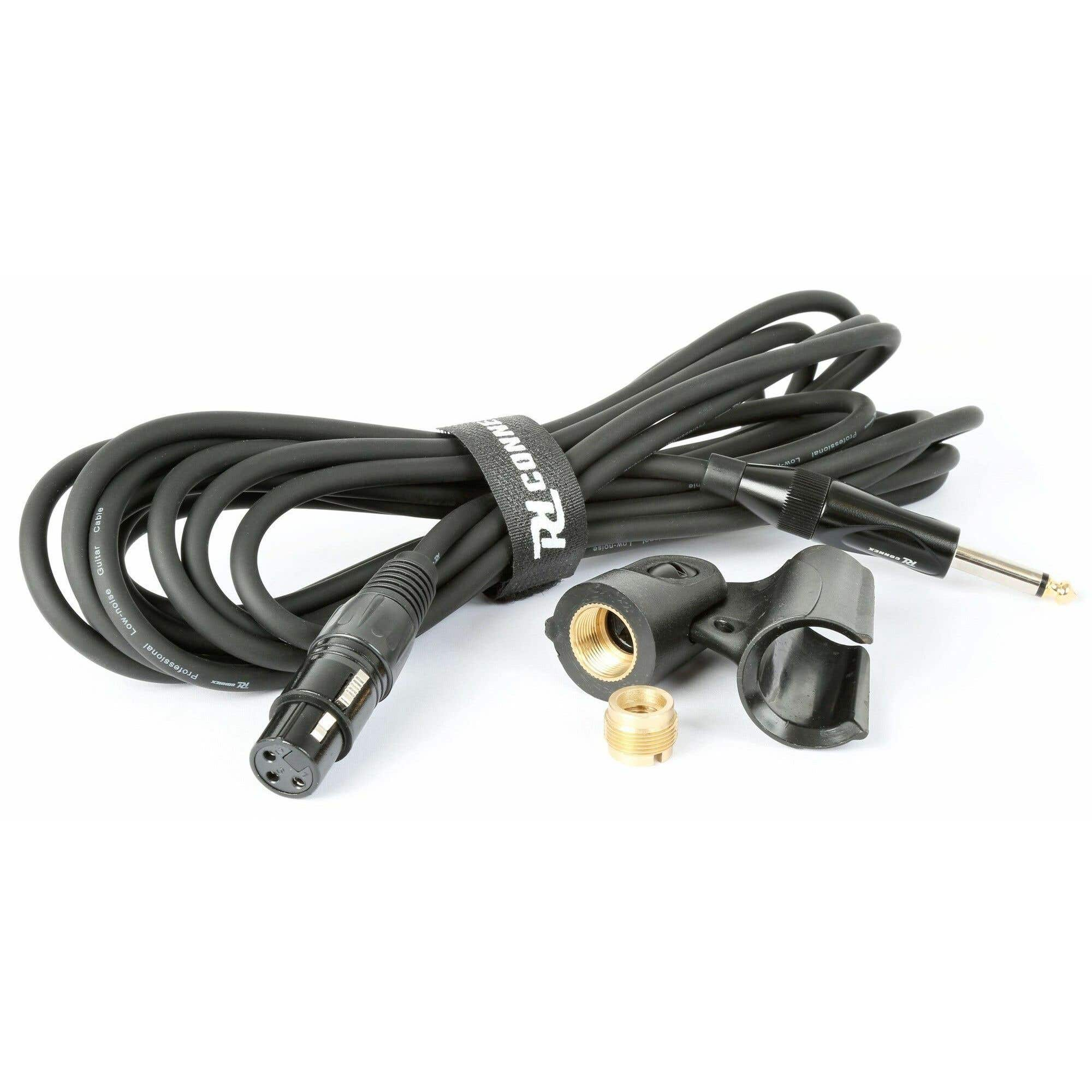 Czarny kabel mikrofonowy z wtykami XLR i jack, klips do mikrofonu i złoty adapter. Wszystko na białym tle.