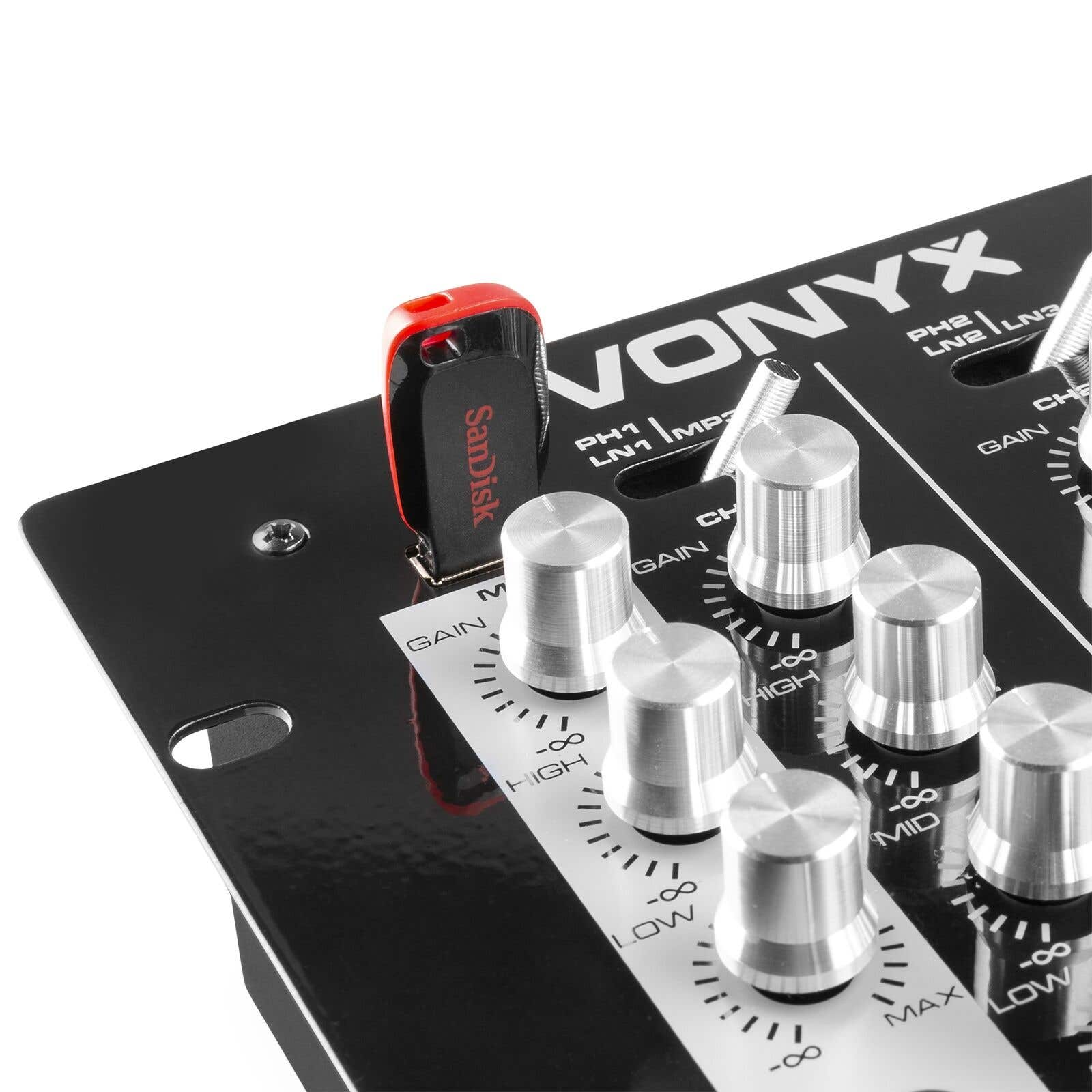 Un mezclador de sonido negro con perillas plateadas y una unidad USB SanDisk roja y negra insertada en el mezclador.
