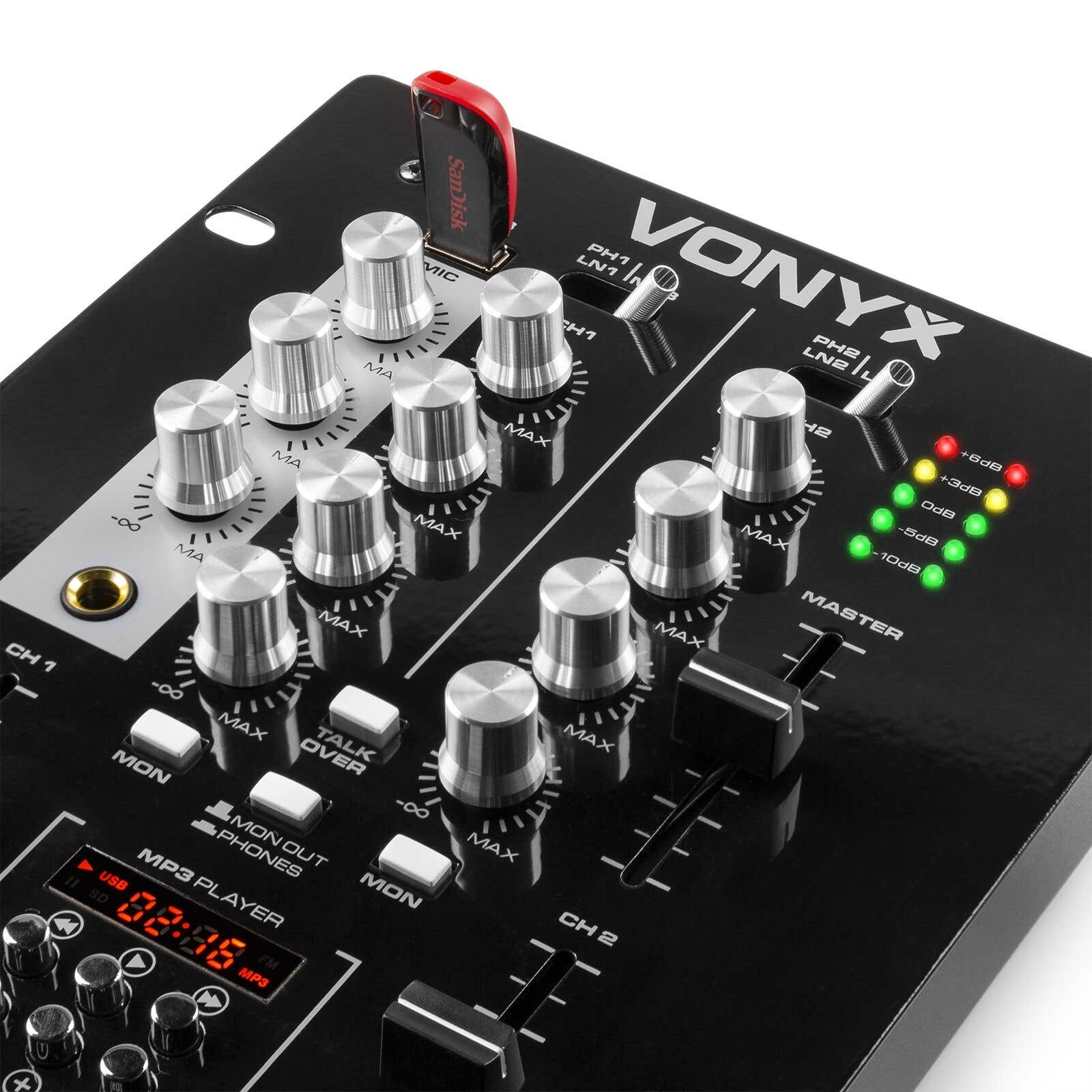 Mezclador Vonyx negro con perillas, deslizadores y una unidad USB. Cuenta con una pantalla de reproductor de MP3 y varios ajustes de control.