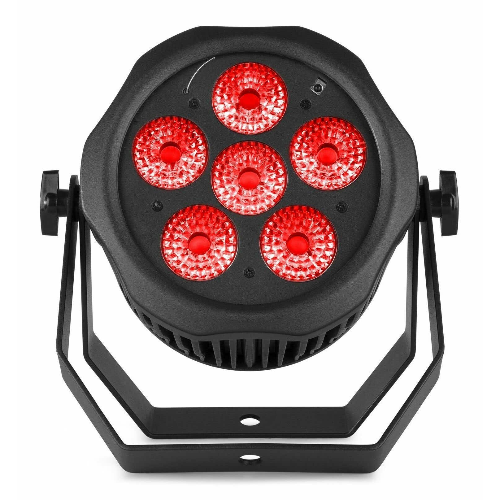 Luz de escenario negra con seis LED rojos. Está montada en un soporte negro sobre un fondo blanco.