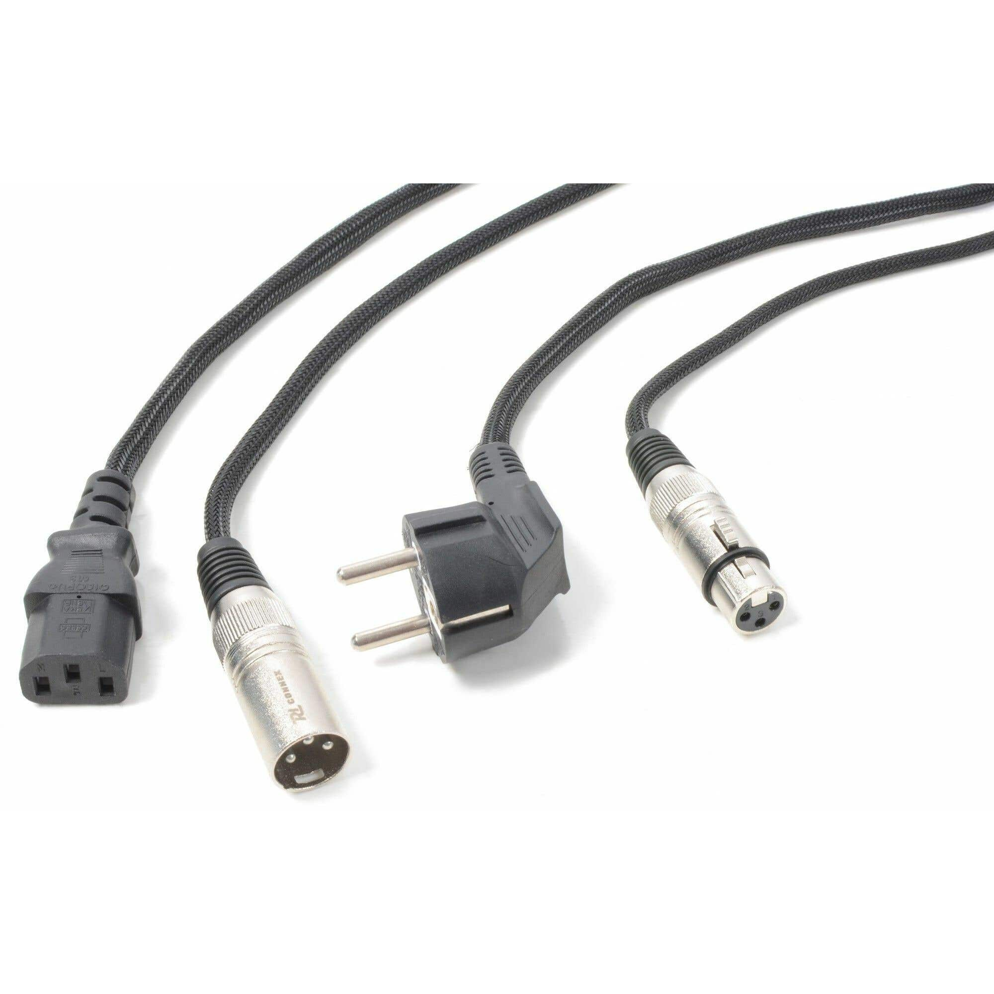 Cuatro cables negros con diferentes conectores: IEC, XLR y un enchufe europeo. Fondo blanco.