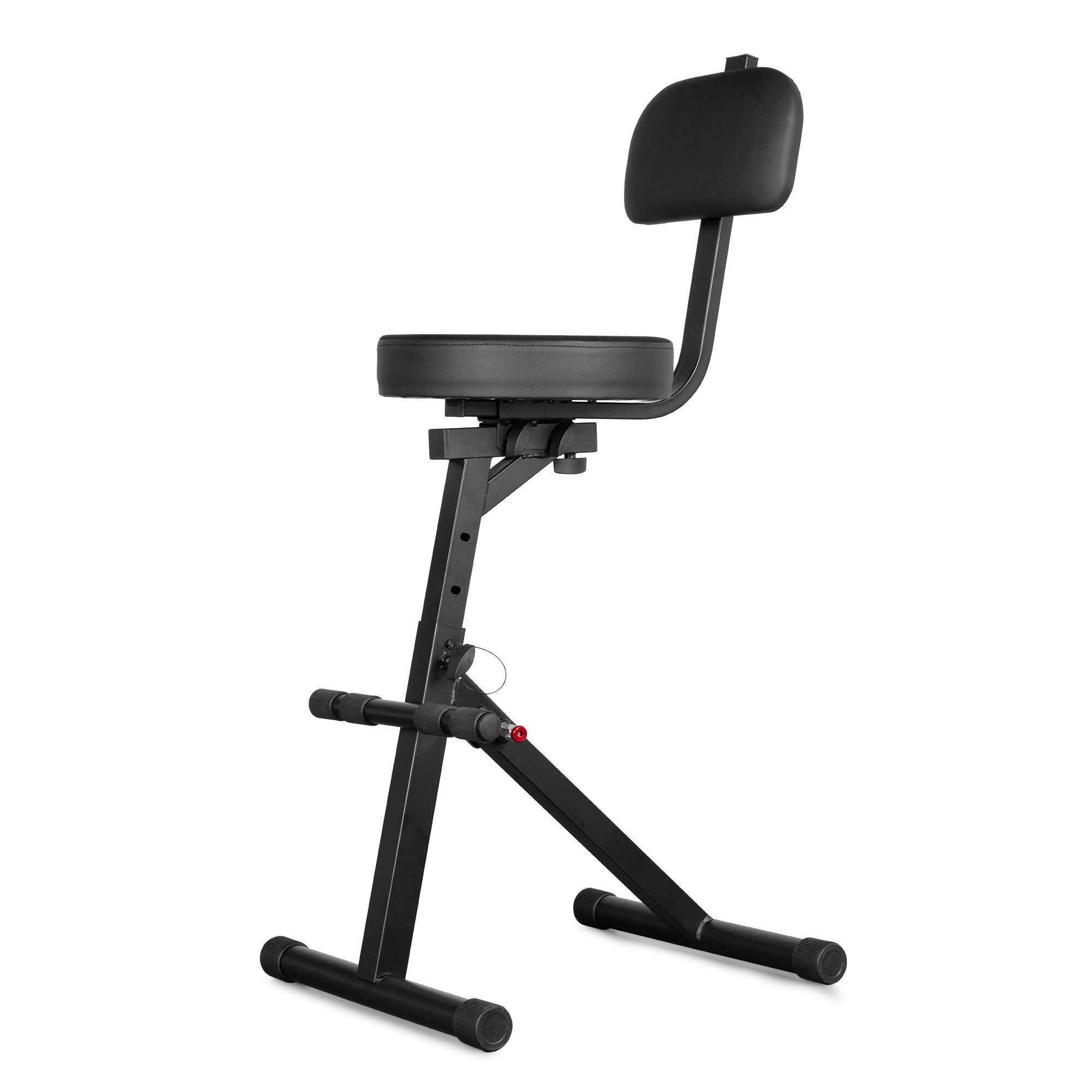 Un taburete negro ajustable para músicos con respaldo, asiento redondo y estructura metálica, aislado sobre fondo blanco.