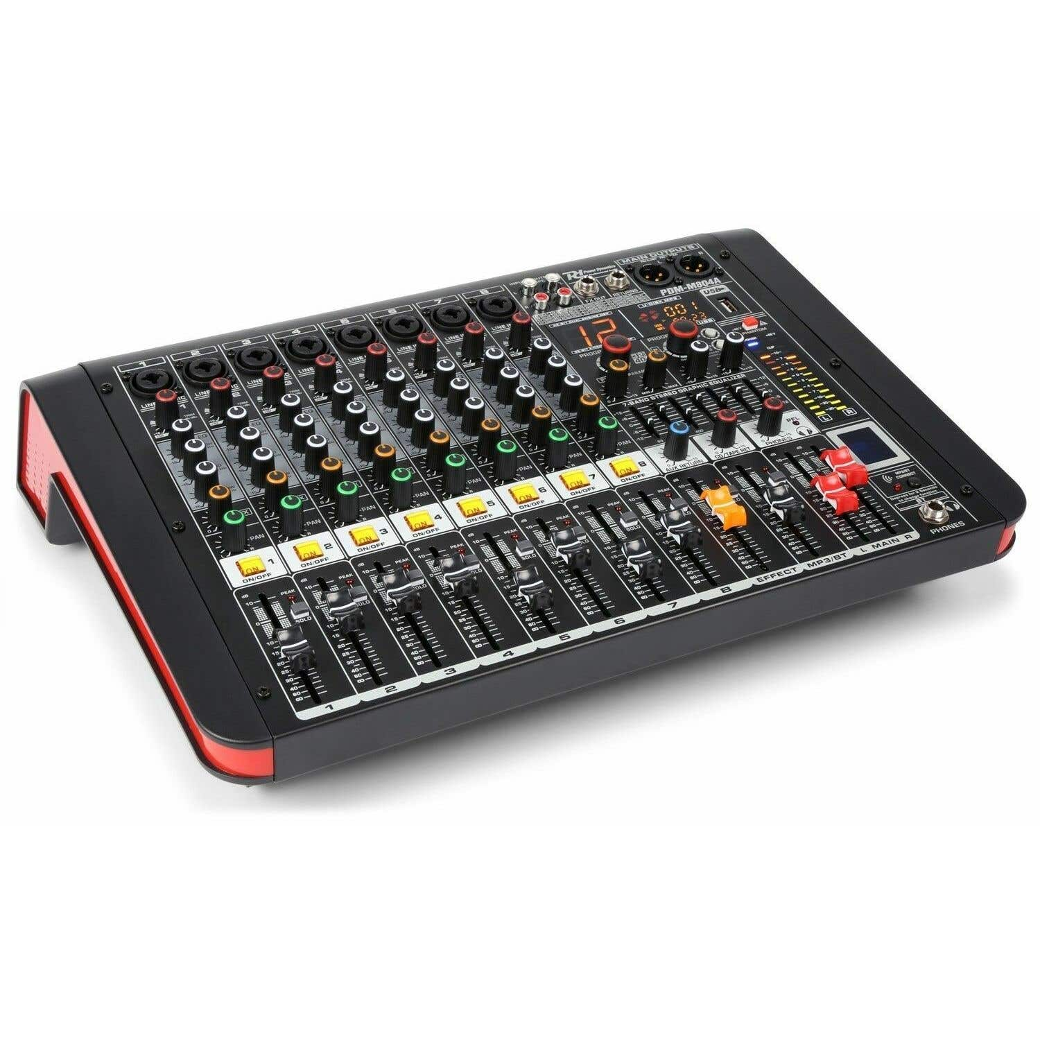 Una mesa de mezclas de audio negra y roja con numerosas perillas, faders y botones. Se ven secciones etiquetadas para entrada y salida.