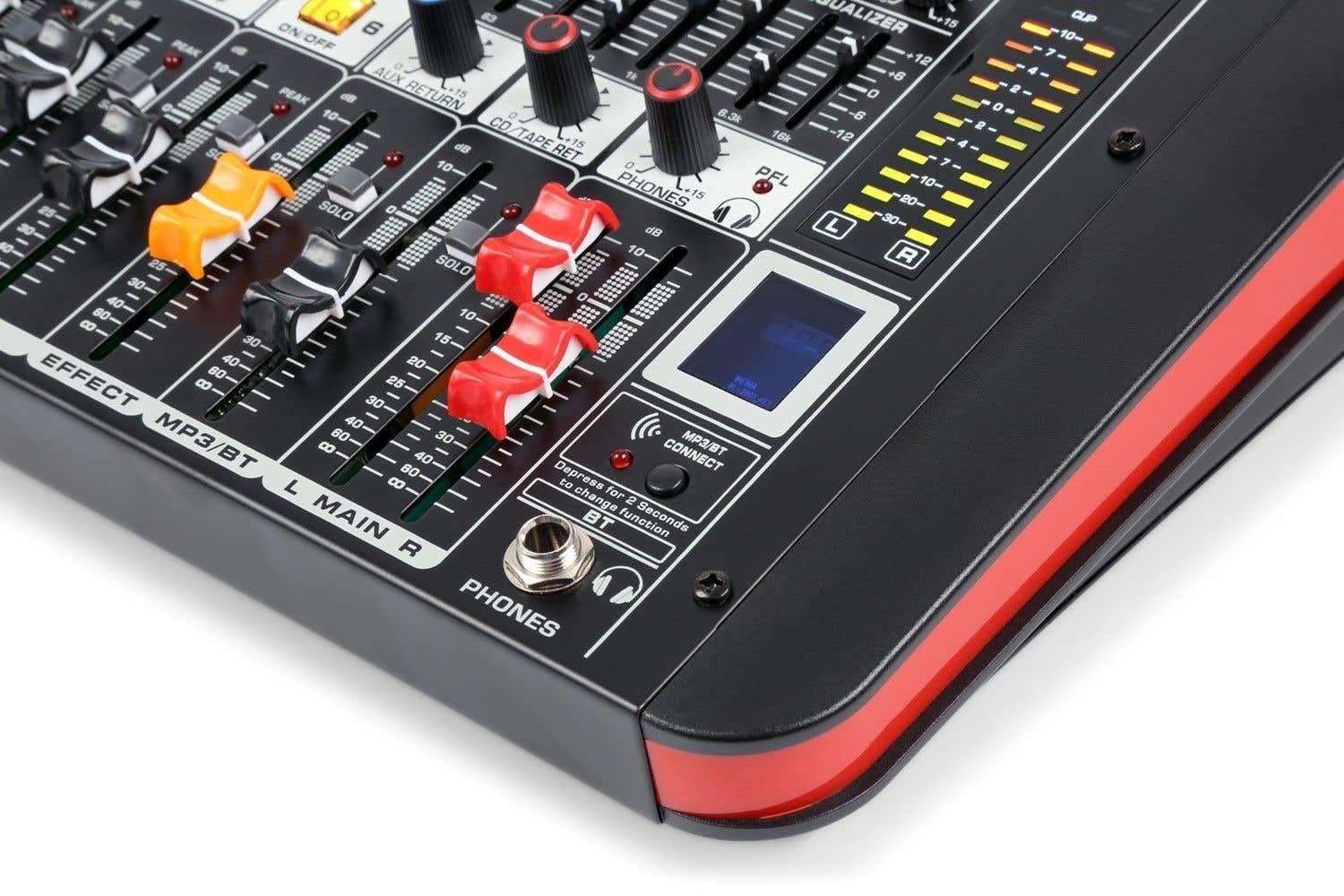 Primer plano de una mesa de mezclas de audio negra con controles deslizantes rojos y blancos, botones y una pantalla LCD.