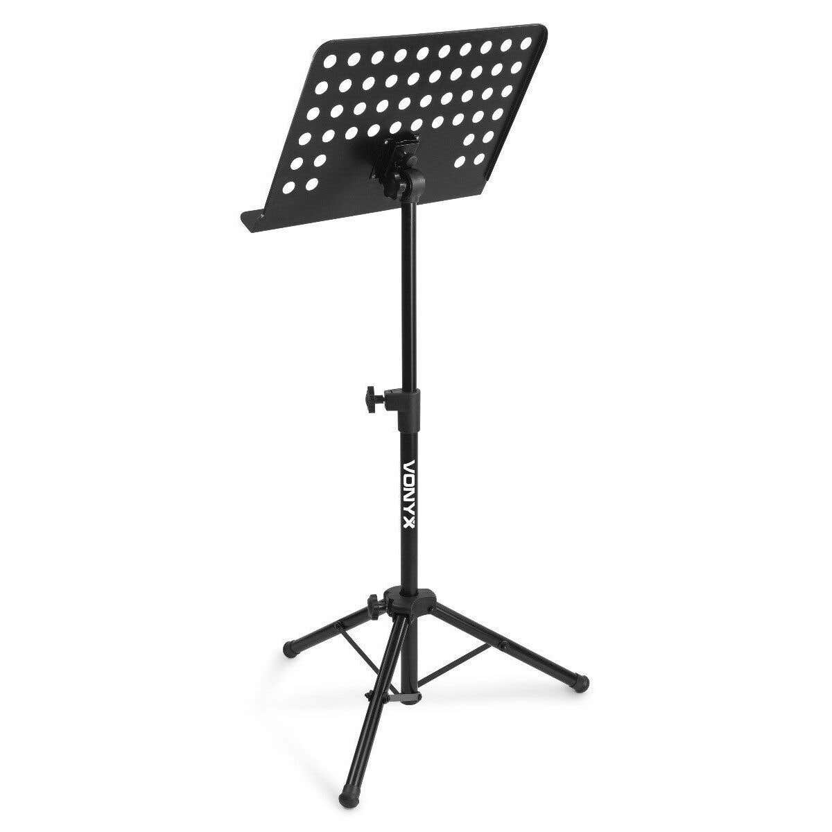 Un atril negro con un soporte perforado para partituras. Se apoya en una base de trípode. La marca "VONYX" está impresa en el atril.