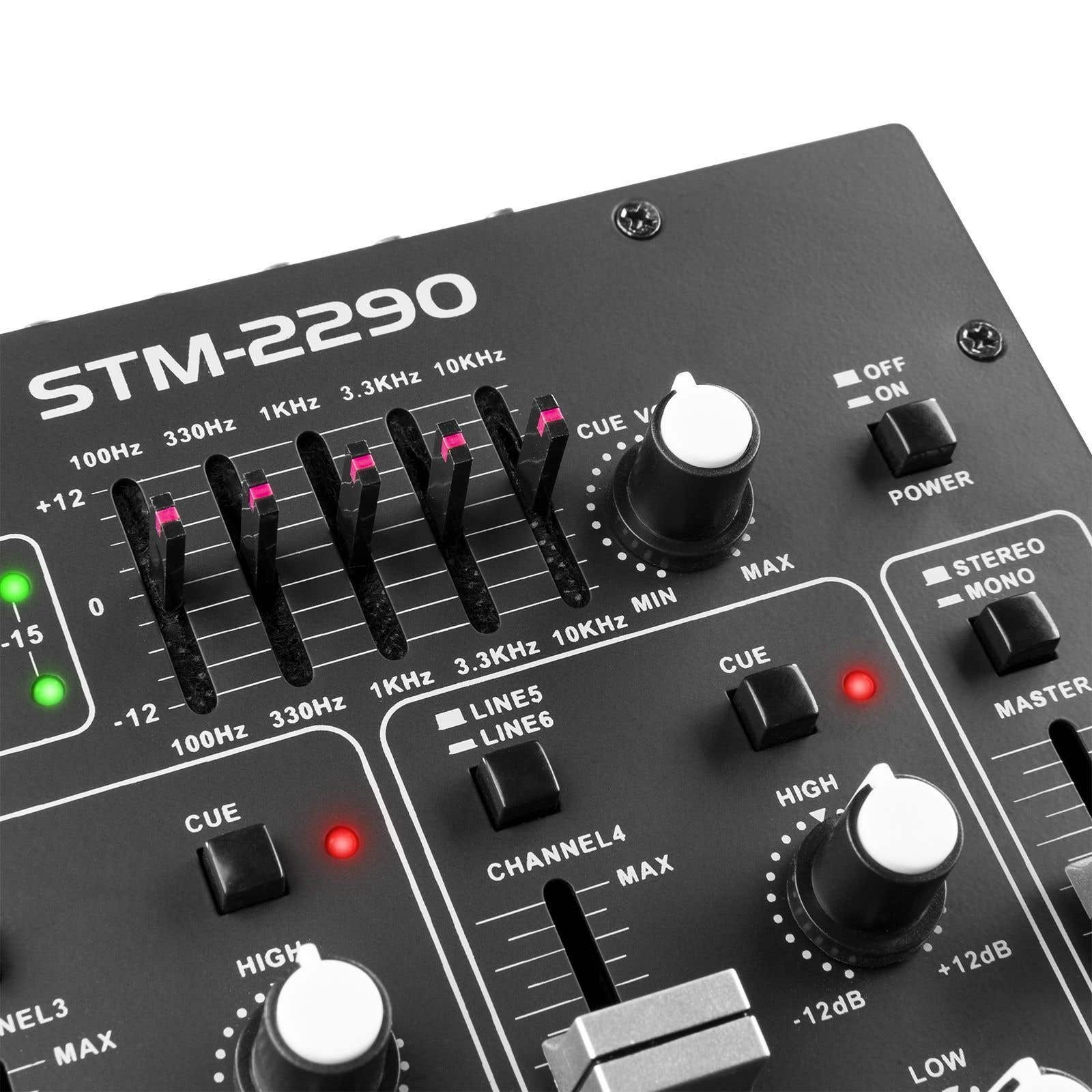 Un mezclador de audio negro STM-2290 con controles deslizantes, perillas y botones. Varias frecuencias están etiquetadas. Controles de encendido y canal.