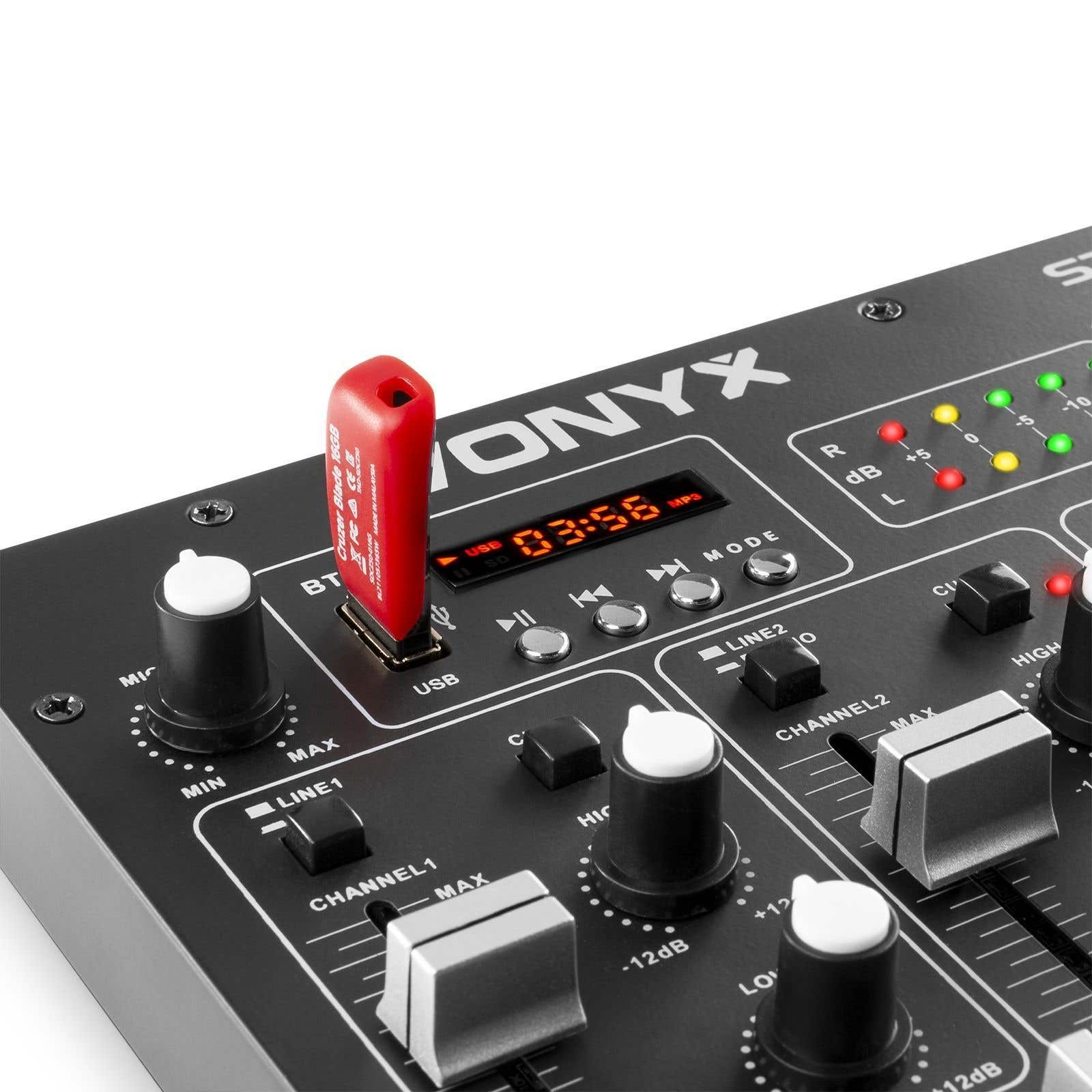 Ein schwarzer Audiomixer mit einem roten USB-Laufwerk. Knöpfe, Tasten und eine Digitalanzeige sind sichtbar.