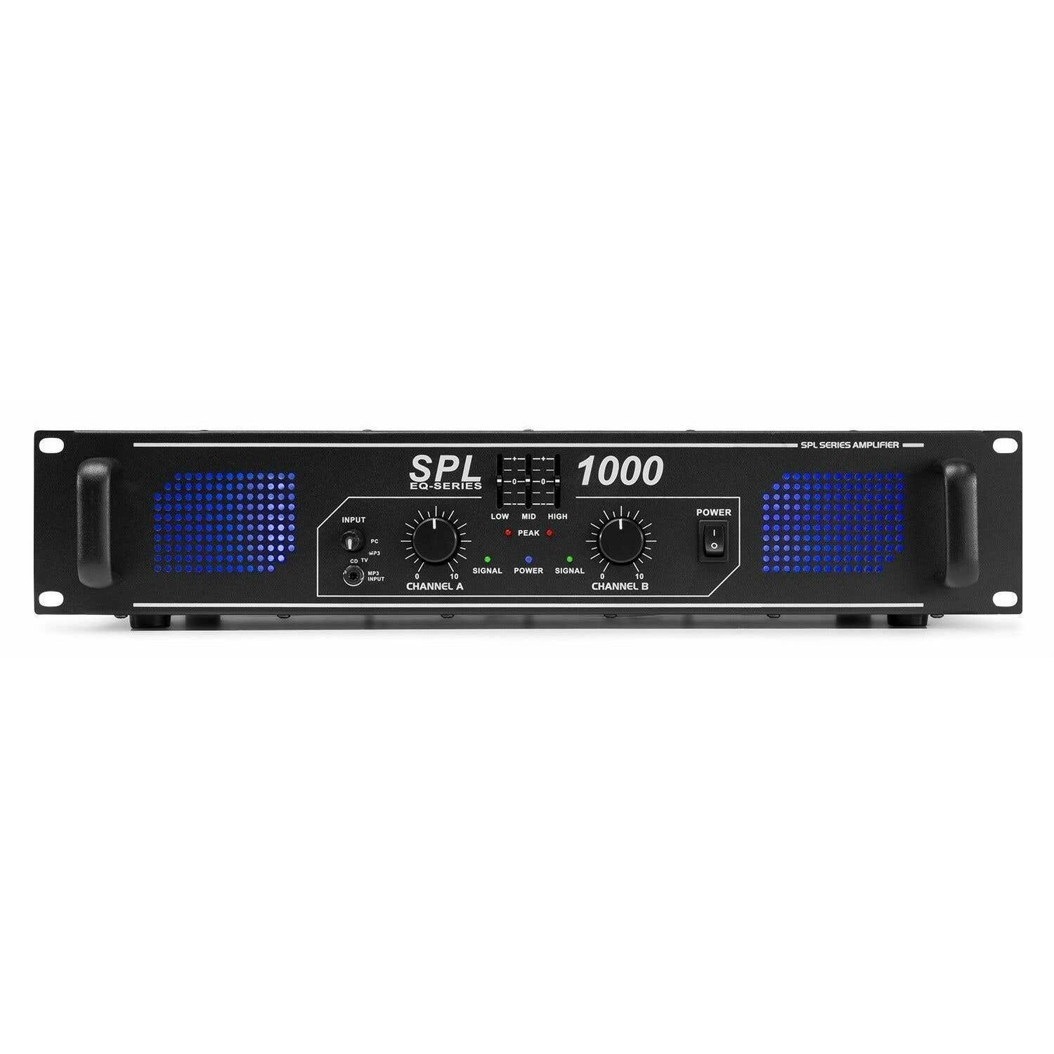 Ein schwarzer SPL EQ-Series Verstärker. Merkmale sind Eingangsoptionen, Knöpfe, Signal- und Leistungsanzeigen und die Modellnummer '1000'. Blaue LED-Leuchten.