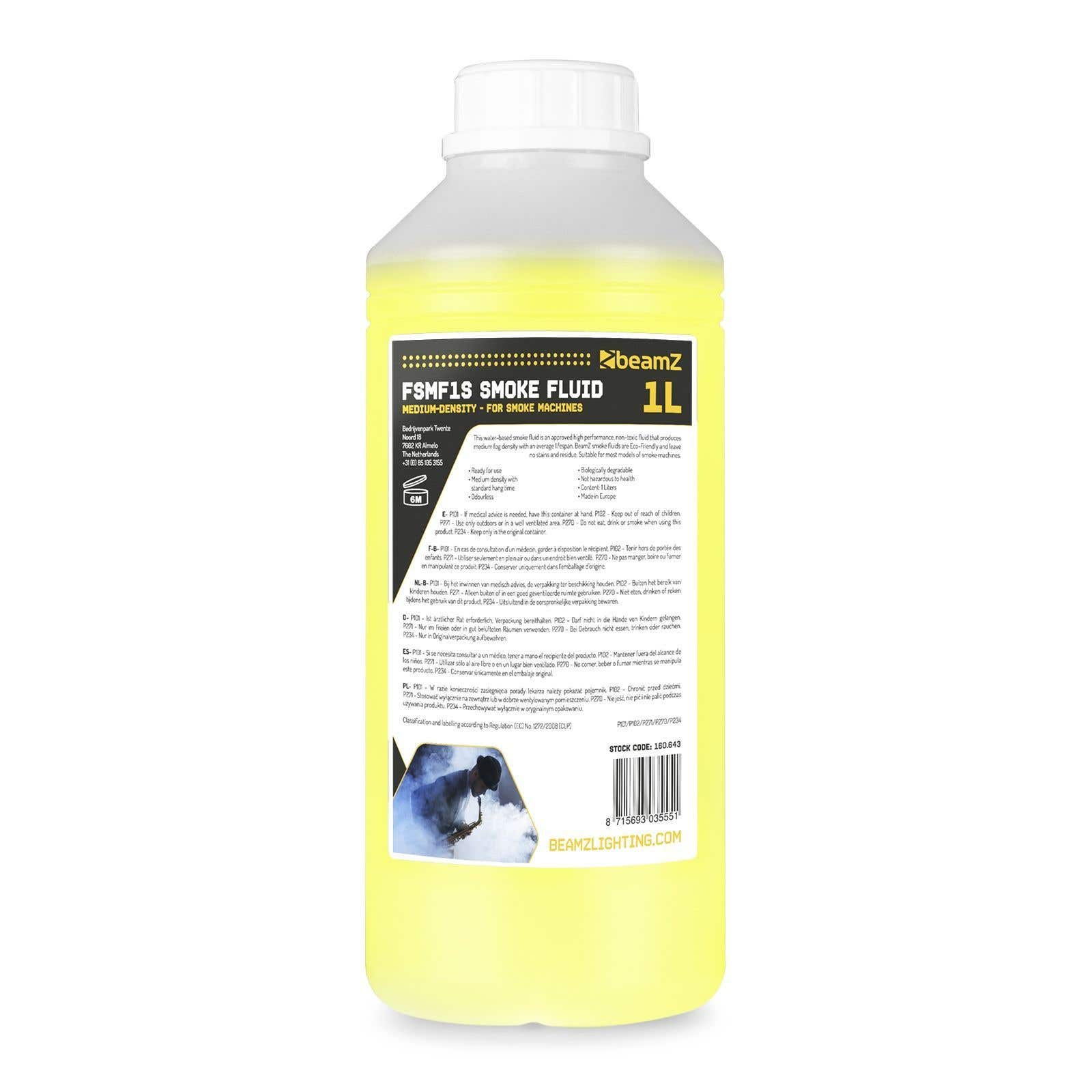 Una botella de fluido de humo FSMF1S. La etiqueta muestra información del producto, 1L volumen y advertencias.