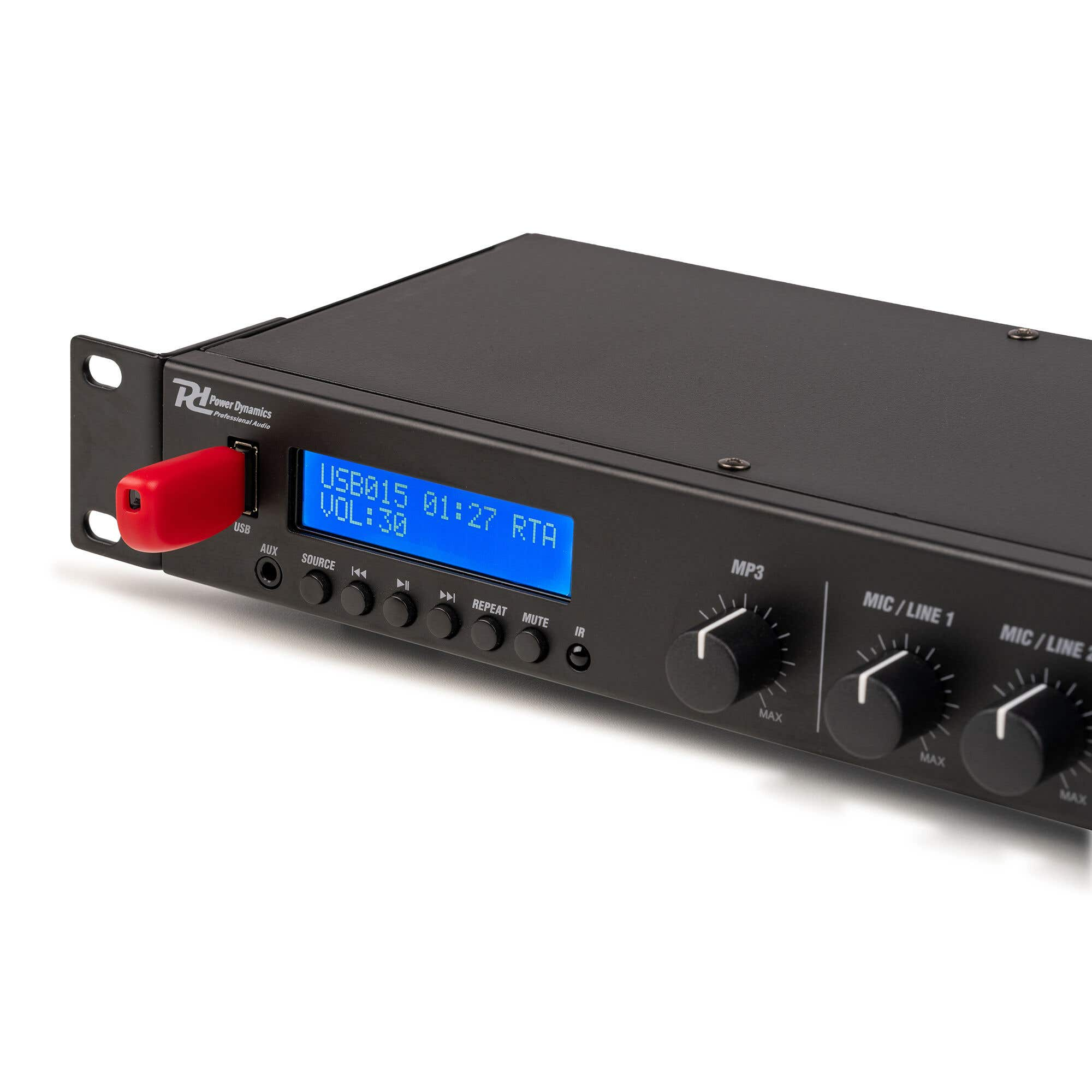 Dispositivo de audio negro con pantalla que muestra información USB, unidad USB roja insertada. Perillas y botones. Logotipo Power Dynamics.