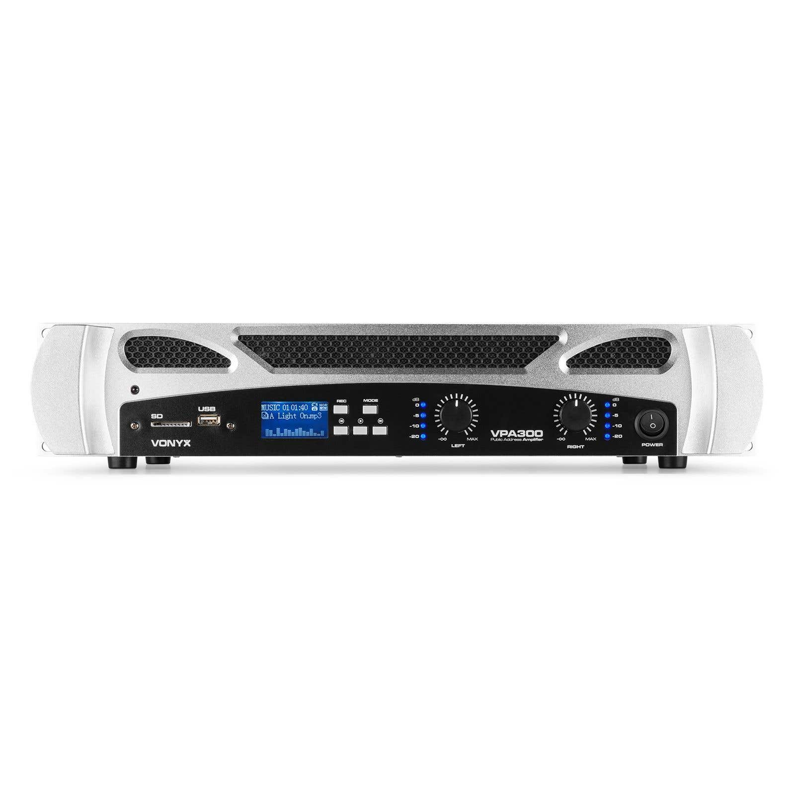 Amplificador plateado Vonyx VPA300 con pantalla, perillas y botones. Muestra información de música. Controles de volumen y encendido.