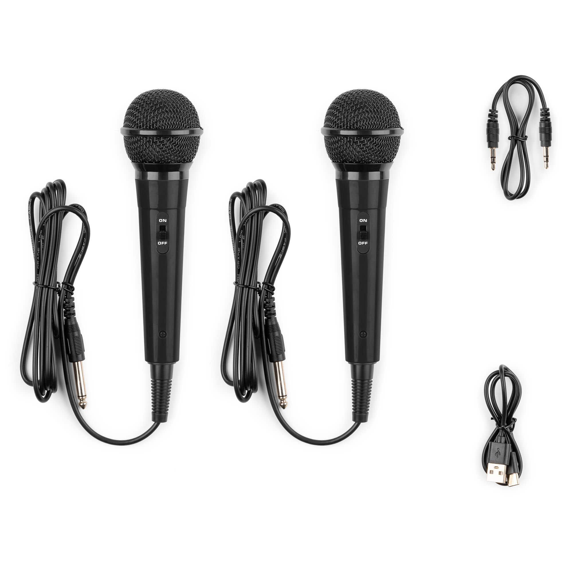 Dos micrófonos negros con cables, dos cables de audio y un cable USB sobre fondo blanco.