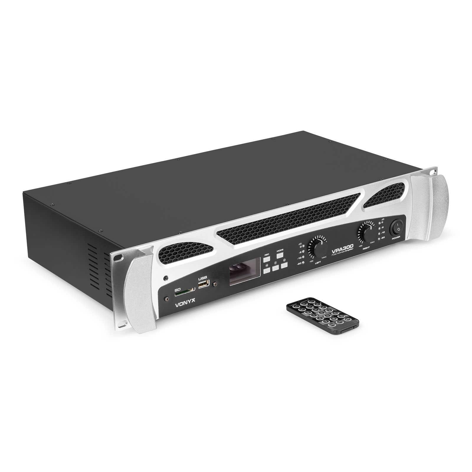 Un amplificador Vonyx VPA300 negro y plateado con un control remoto. Tiene perillas, botones y una pantalla.