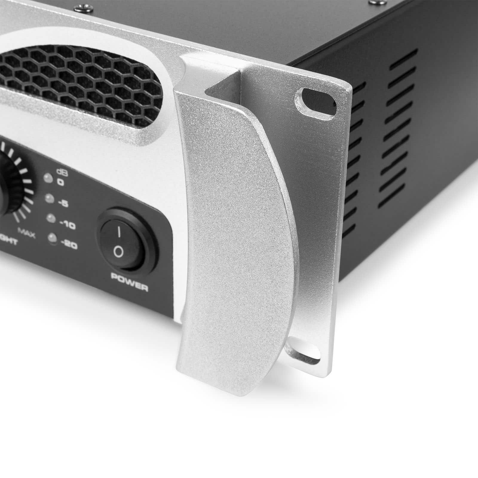 Primer plano de un amplificador de audio. Panel frontal plateado con botón de encendido y diales. Cuerpo negro con ranuras de ventilación.