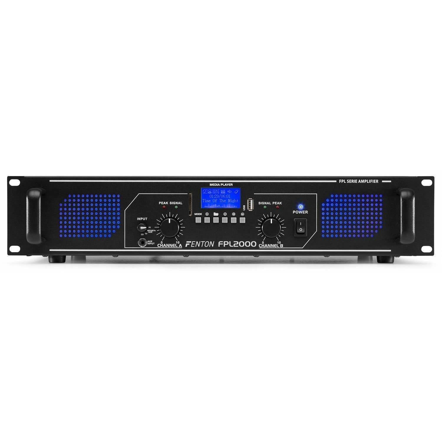 Un amplificador negro Fenton FPL2000 con una pantalla que muestra información del reproductor multimedia. Tiene controles para entrada, pico de señal y encendido.