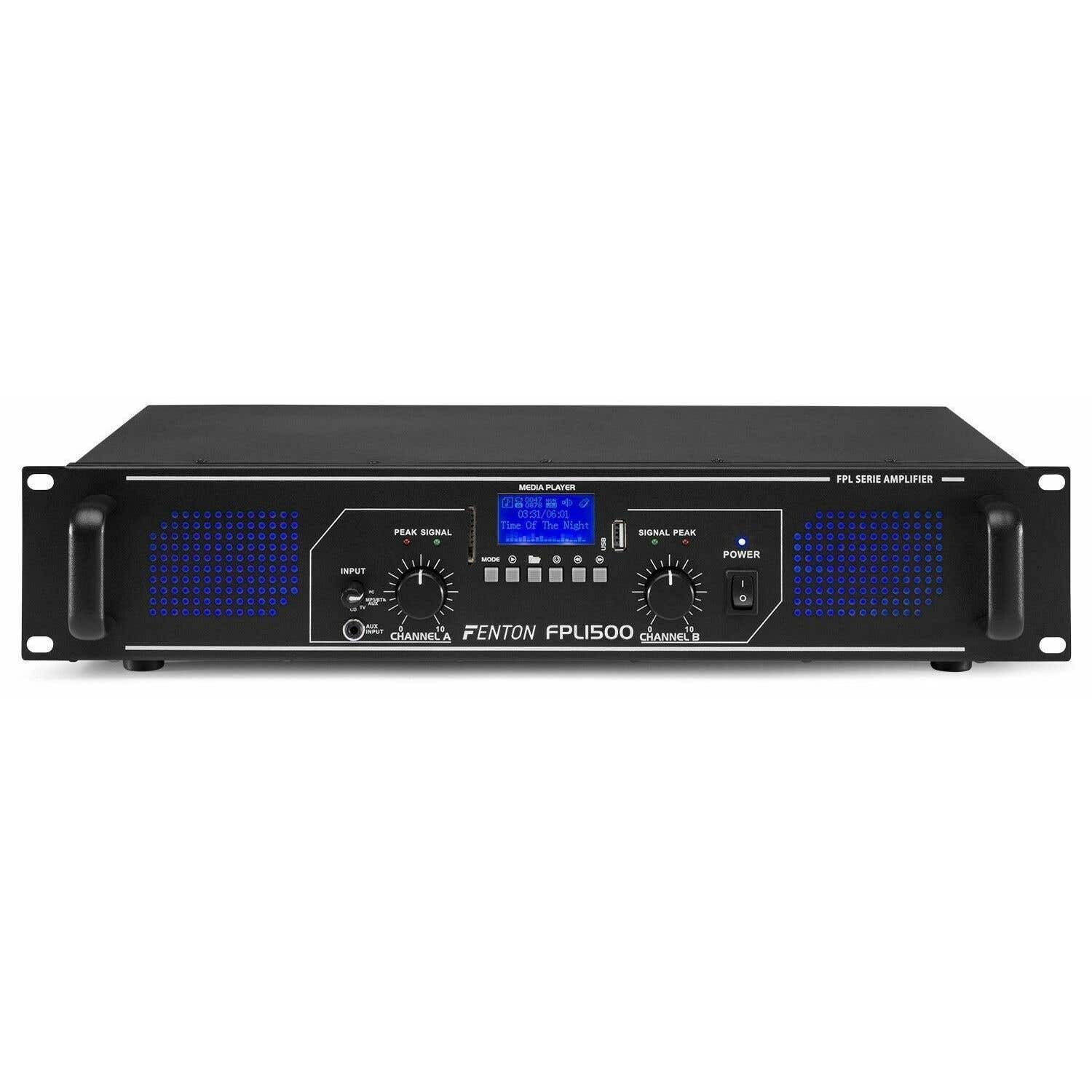 Un amplificador FPL1500 negro con perillas, botones y una pantalla. El texto en la pantalla dice 'Time Of The Night'. El amplificador tiene dos canales.