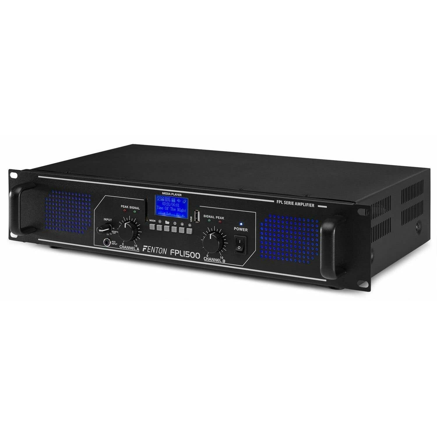 Un amplificador FPLI500 negro con pantallas LED azules y perillas de control. La pantalla muestra información de medios. El frente tiene varias entradas y salidas.