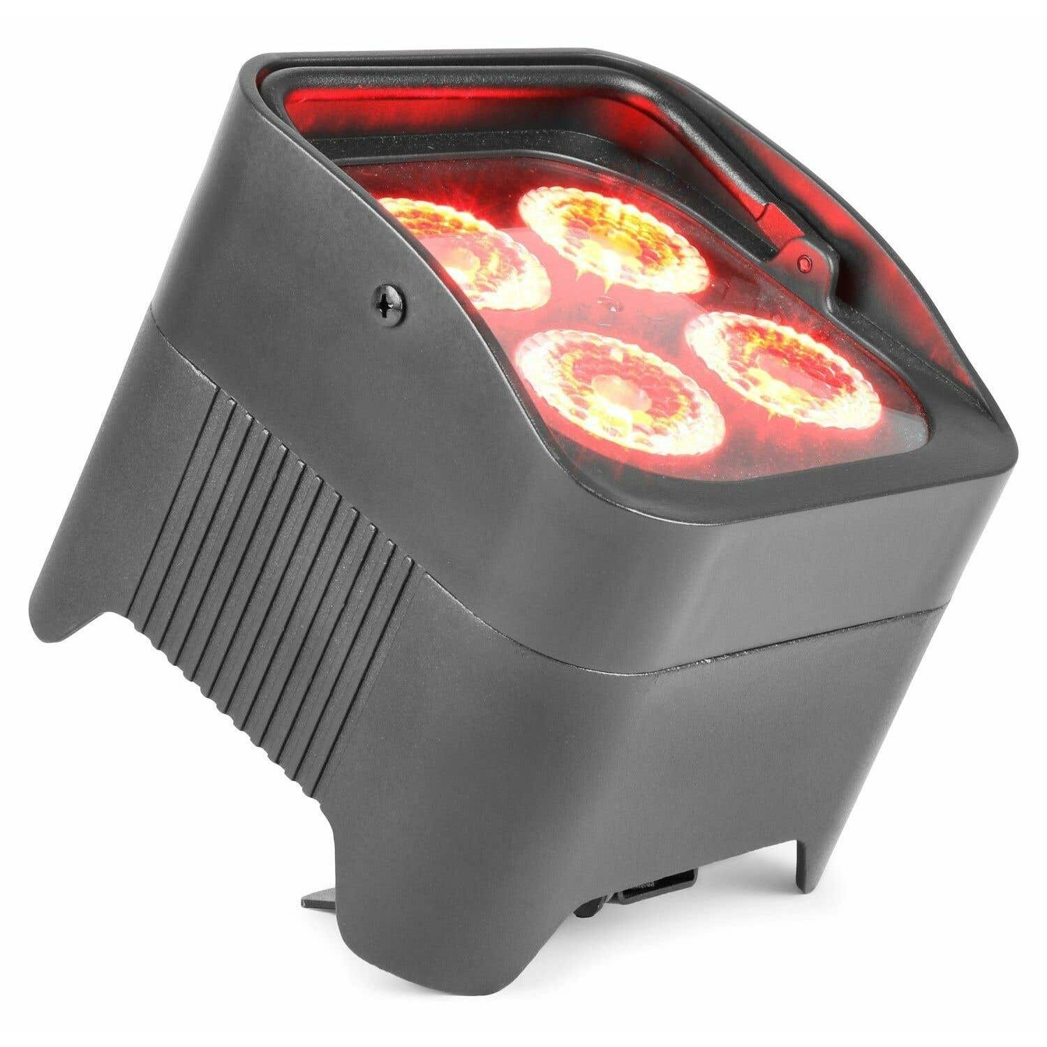 Una luz de escenario gris con cuatro círculos iluminados. La parte superior tiene un brillo rojo. El cuerpo de la luz tiene un lado estriado y una base plana.