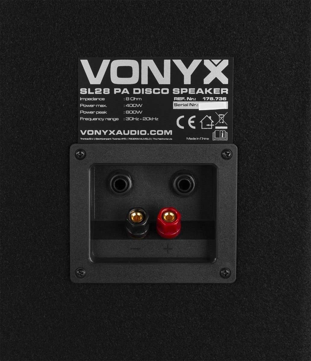 Primer plano de un altavoz Vonyx SL28 PA Disco. Muestra especificaciones, panel de conectores y logotipo de la marca. Caja de altavoz negra.
