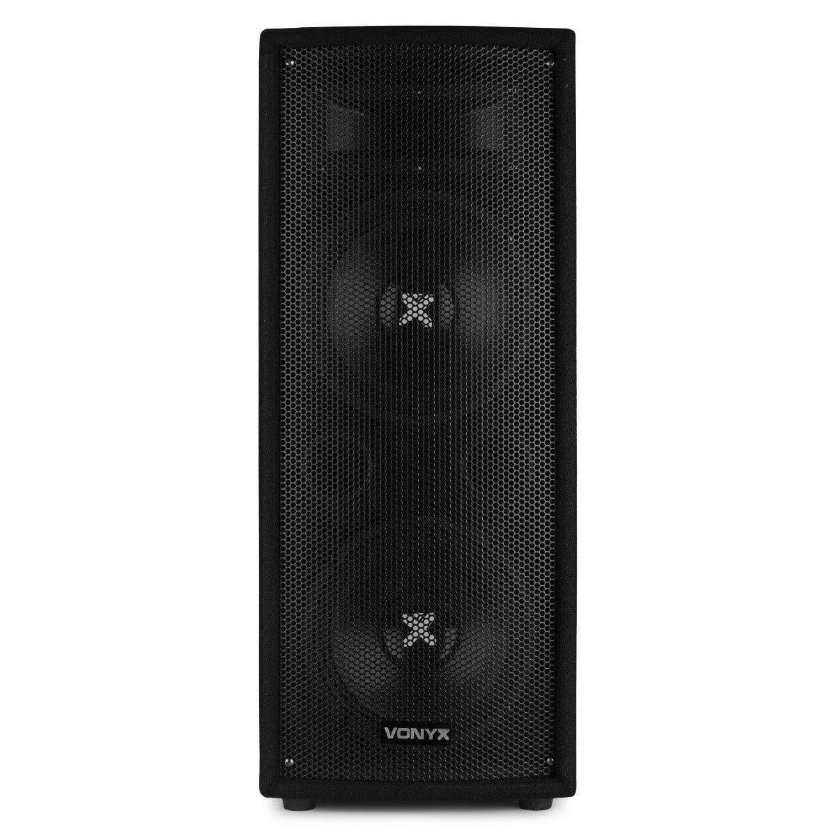 Un altavoz Vonyx negro. Tiene una parte frontal de malla con dos conos de altavoz y un logotipo. El altavoz es rectangular y alto.