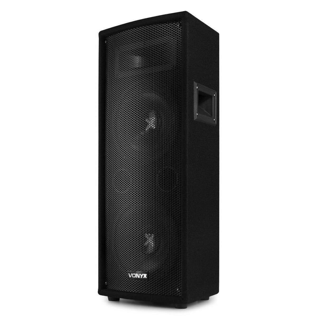 Un altavoz alto y negro con una rejilla frontal. Tiene un asa y el nombre de la marca 'VONYX'.