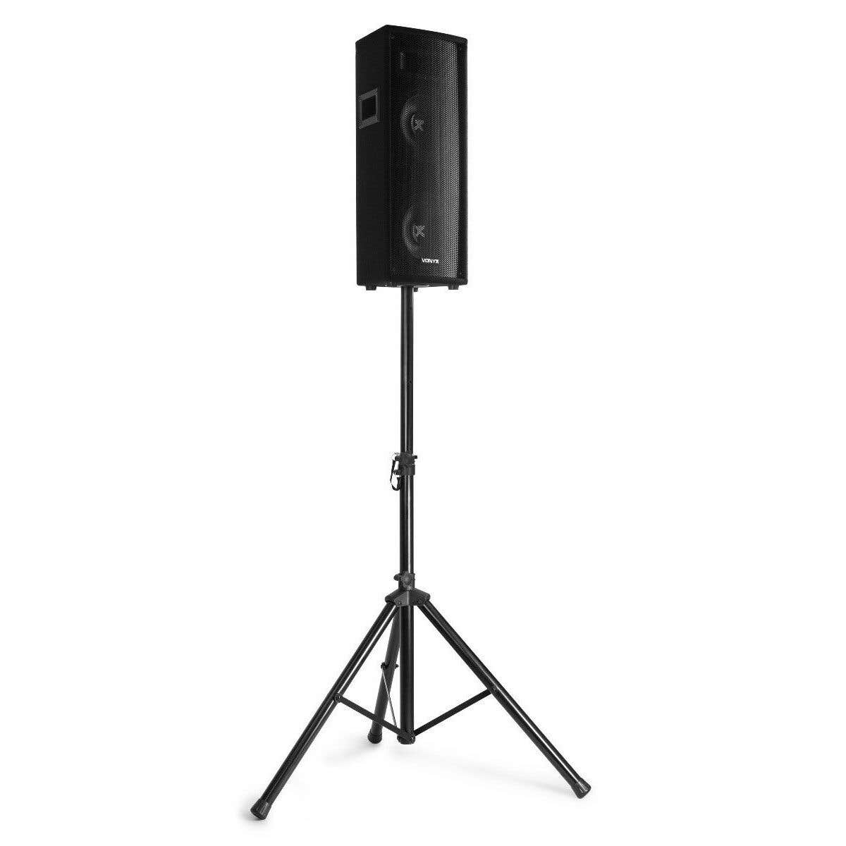 Un altavoz negro sobre un trípode negro, contra un fondo blanco. El altavoz tiene un logotipo y rejillas. El soporte está extendido.