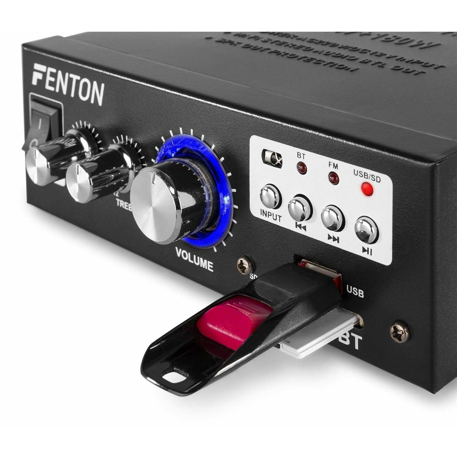 Schwarzes Audiogerät mit Knöpfen, Tasten und USB/SD-Anschlüssen. Ein USB-Laufwerk ist eingesetzt. Beschriftet mit 'Fenton'.