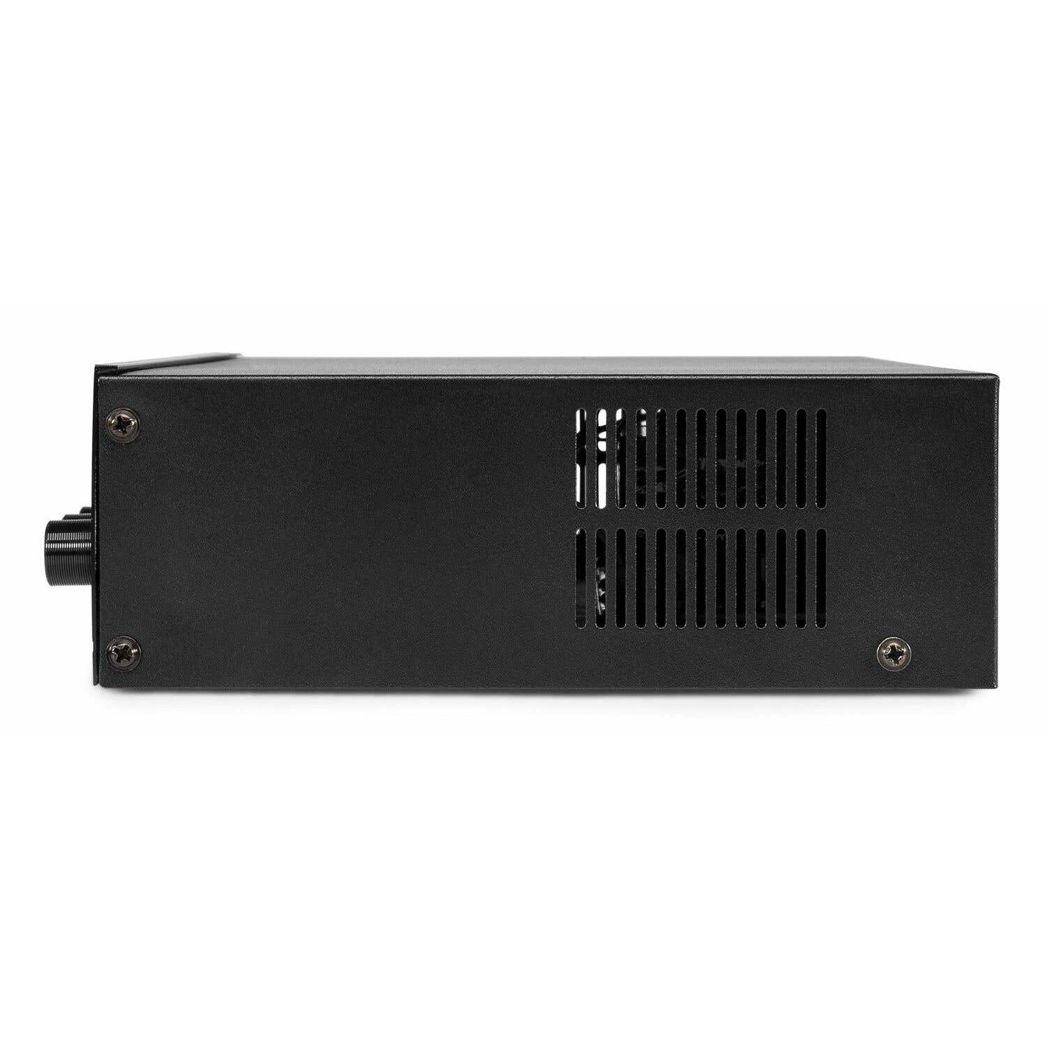 Un dispositivo audio rettangolare nero. Ha fessure di ventilazione e viti. Il dispositivo è su sfondo bianco.