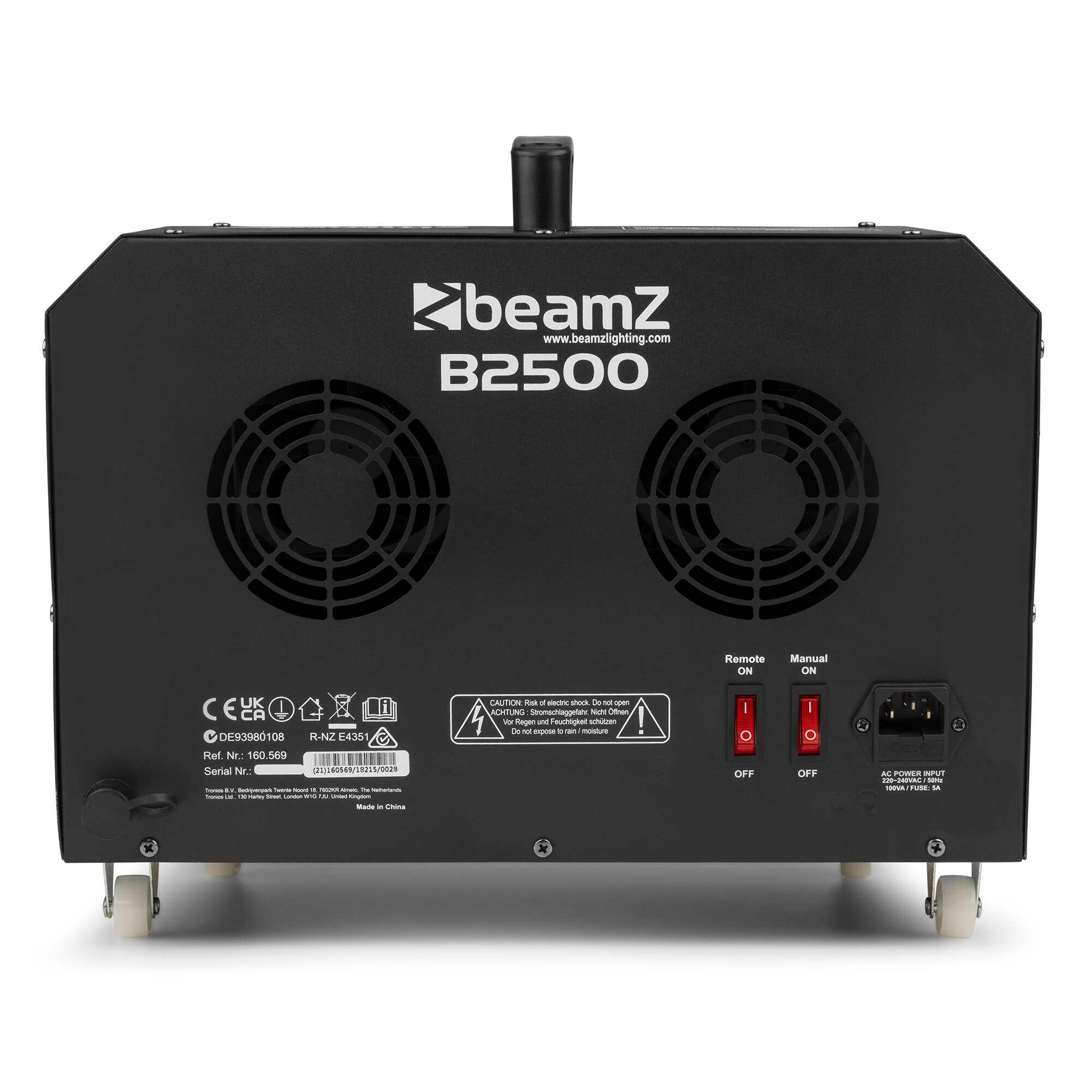 Parte trasera de la máquina de humo Beamz B2500 negra. Cuenta con ventiladores, interruptores, entrada de alimentación, etiquetas de advertencia.