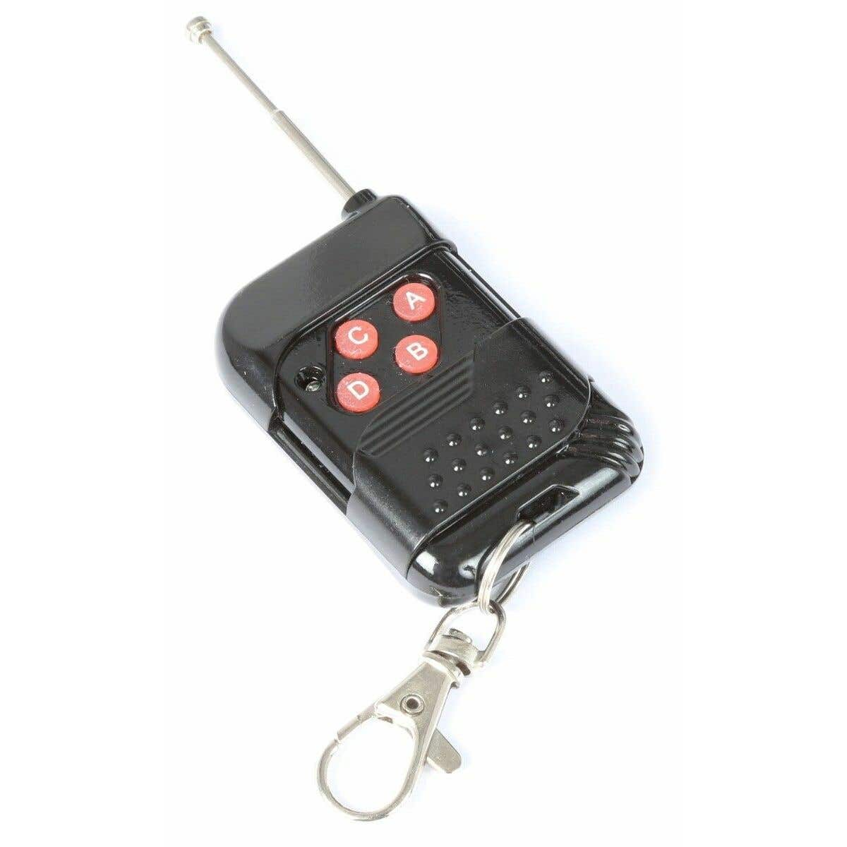 Un mando a distancia negro con botones rojos etiquetados A, B, C y D, y una antena. Tiene un clip de metal adjunto.
