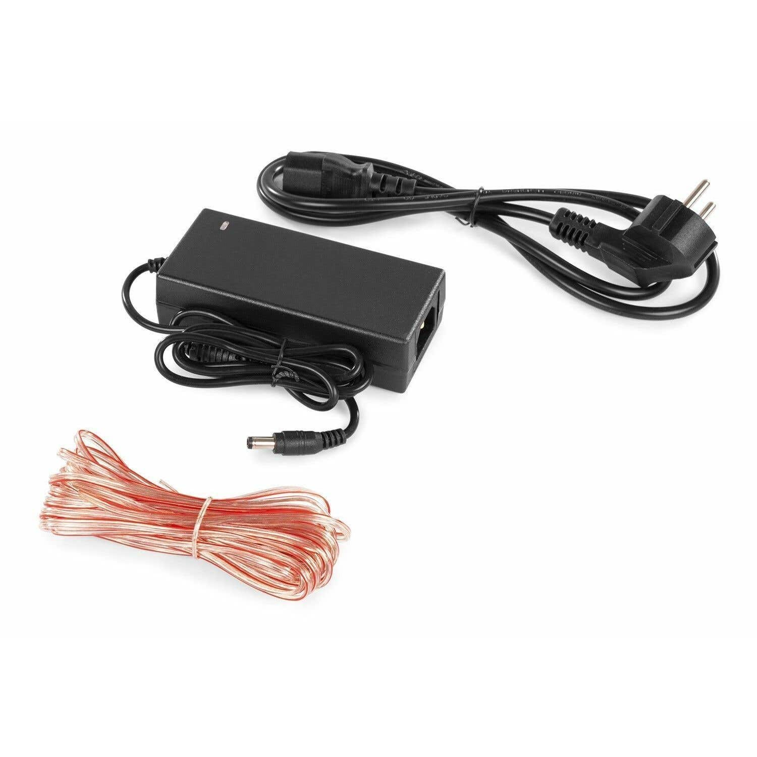 Un adaptador de corriente negro con cables y enchufes está sobre una superficie blanca. También hay un haz de alambre de cobre.