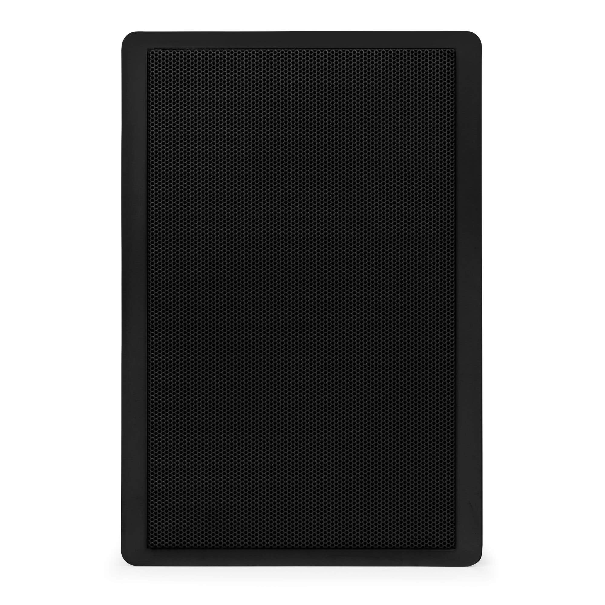 Un altavoz negro rectangular con una parte frontal de malla. Tiene esquinas redondeadas y un marco negro sobre un fondo blanco.