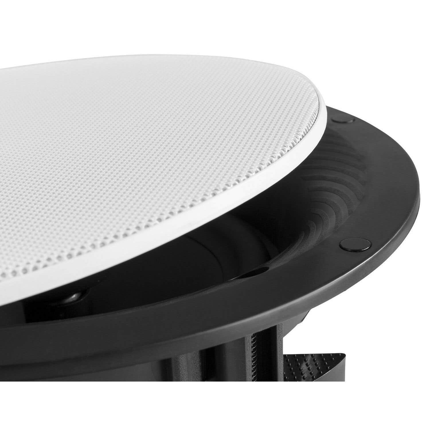Primer plano de un altavoz. Cubierta blanca sobre una base negra. La cubierta tiene una textura de malla. La base es redonda.