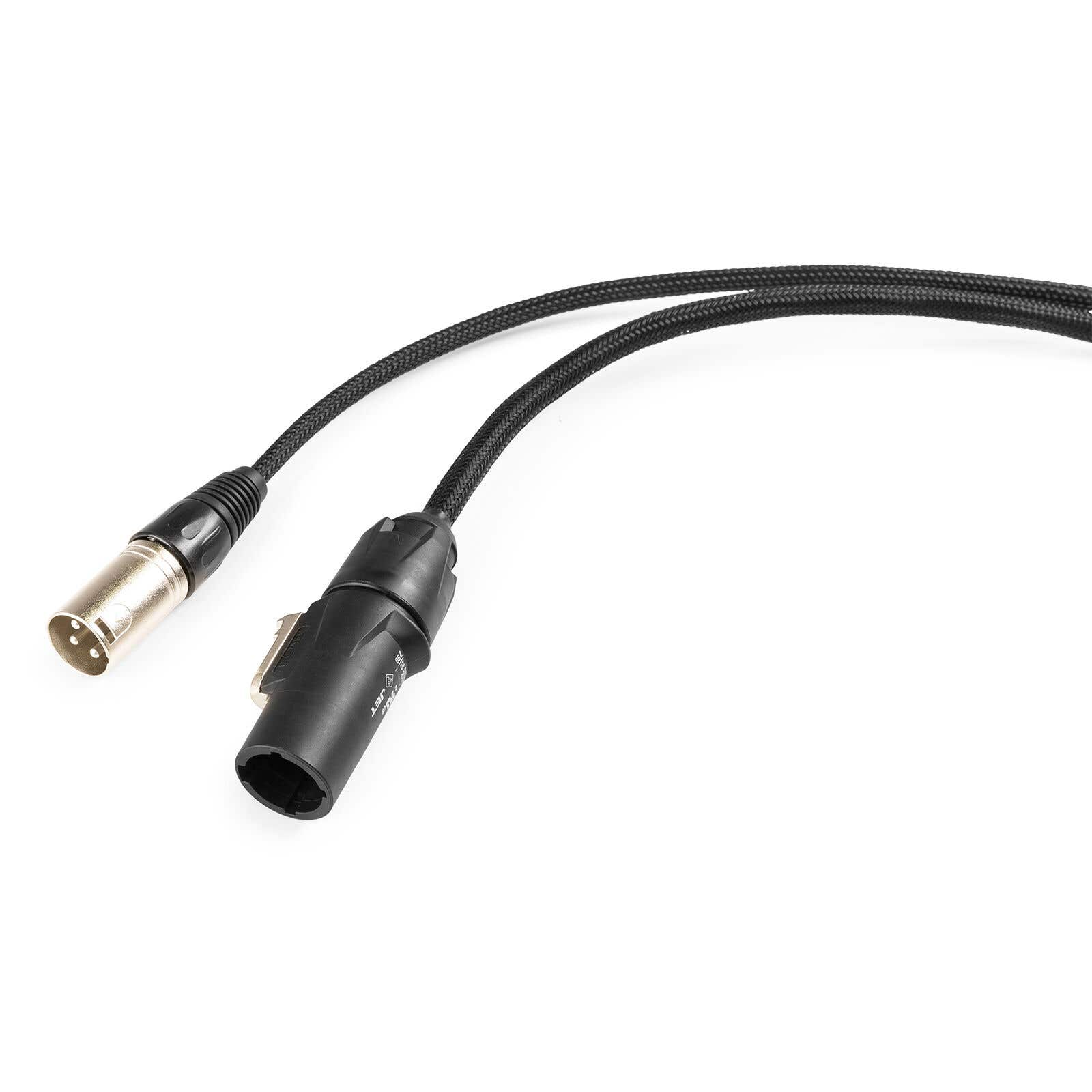 Dos cables de audio negros con conectores, uno plateado, uno negro, sobre fondo blanco.