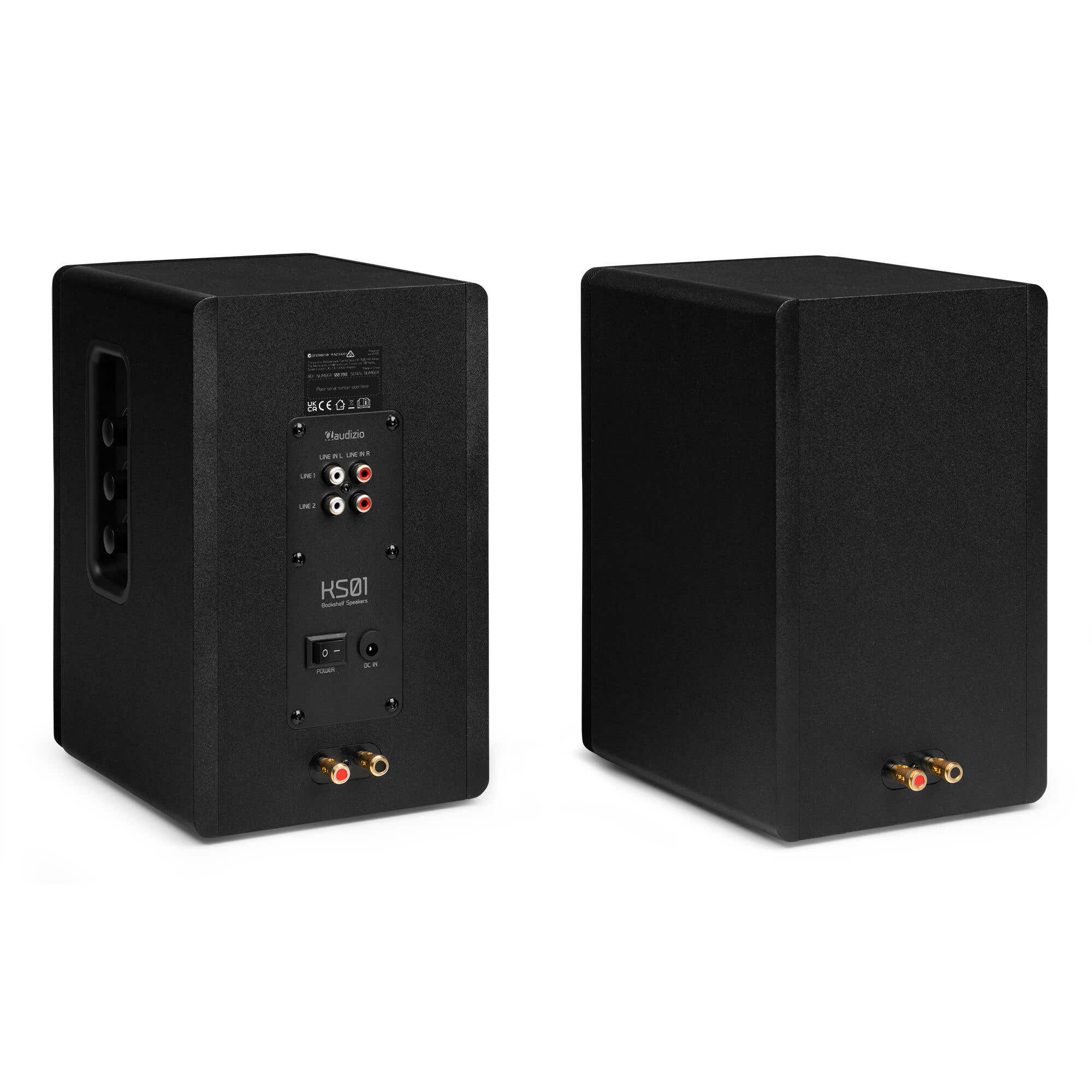 Dos altavoces de estantería Audizio KS01 negros. Uno muestra puertos y etiquetas, el otro es liso. Fondo blanco.