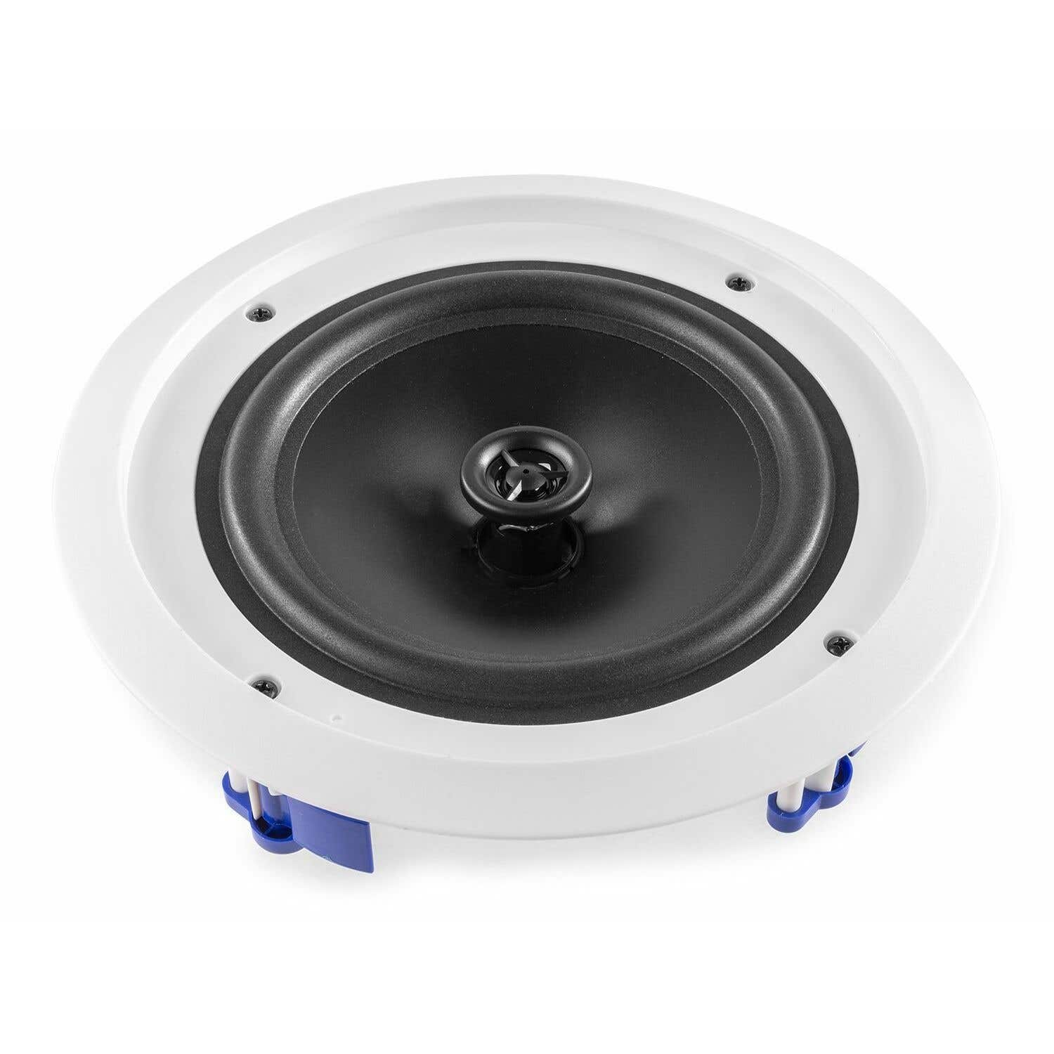 Un altavoz blanco de techo. Tiene un cono de altavoz negro y un marco blanco. Se ven clips de soporte azules en el borde.