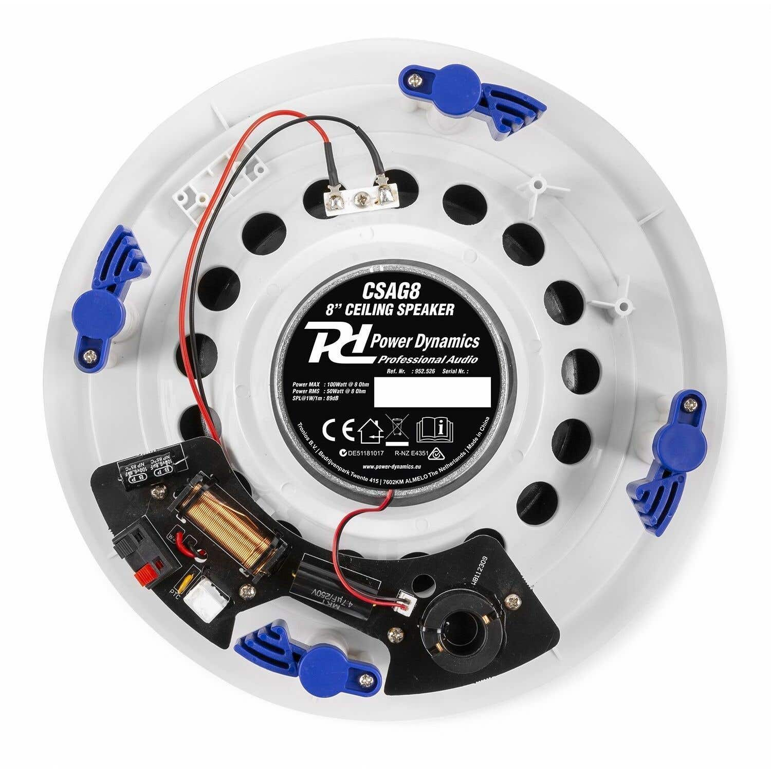 Altavoz de techo con altavoz negro, clips azules, cables negros y rojos y una placa de circuito. El altavoz es blanco y tiene un centro negro.