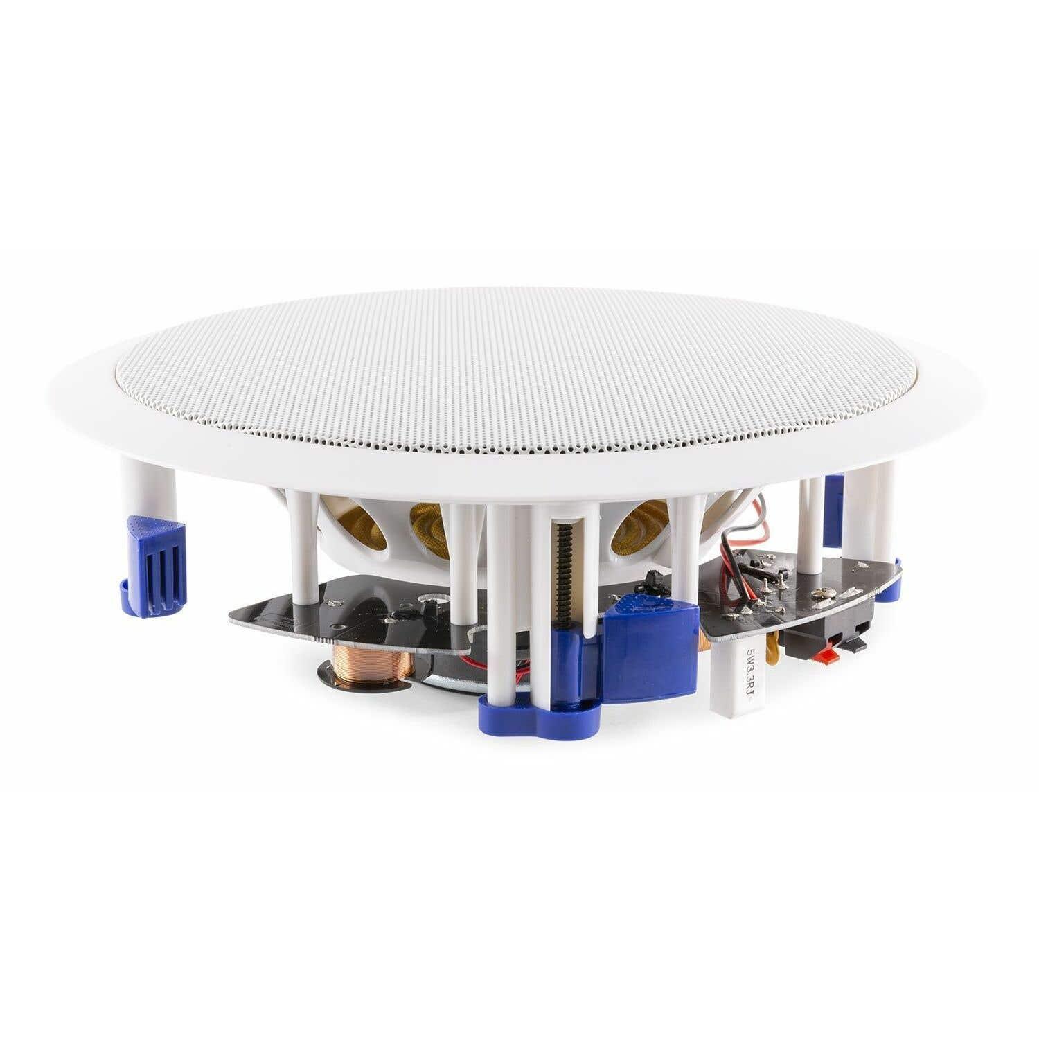Altavoz de techo blanco con superficie perforada. Tiene forma circular y está soportado por componentes blancos y azules.
