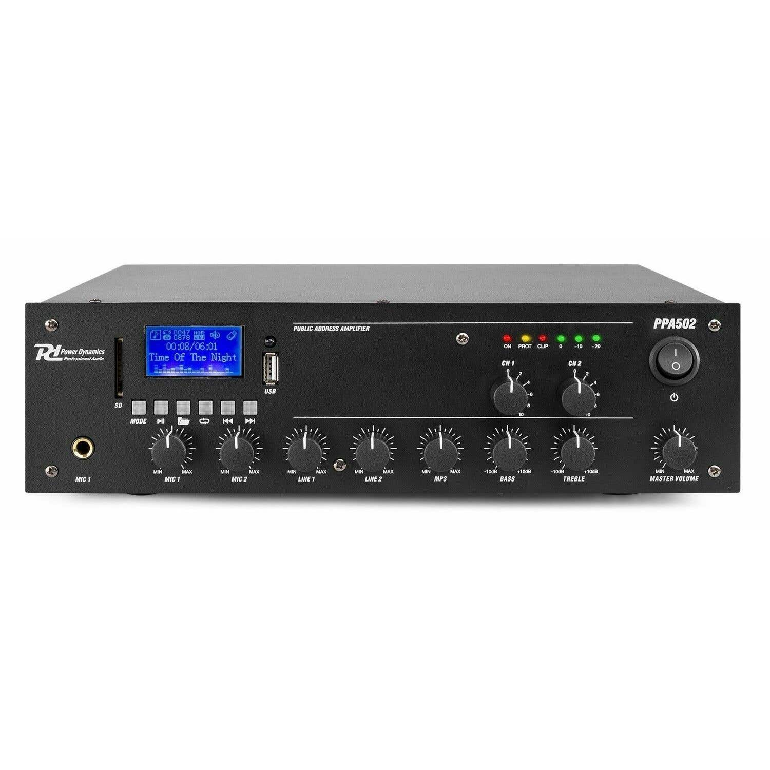 Amplificador de audio negro con perillas, botones y una pantalla que muestra información de la canción. Tiene el logotipo de Power Dynamics y el modelo PPA502.