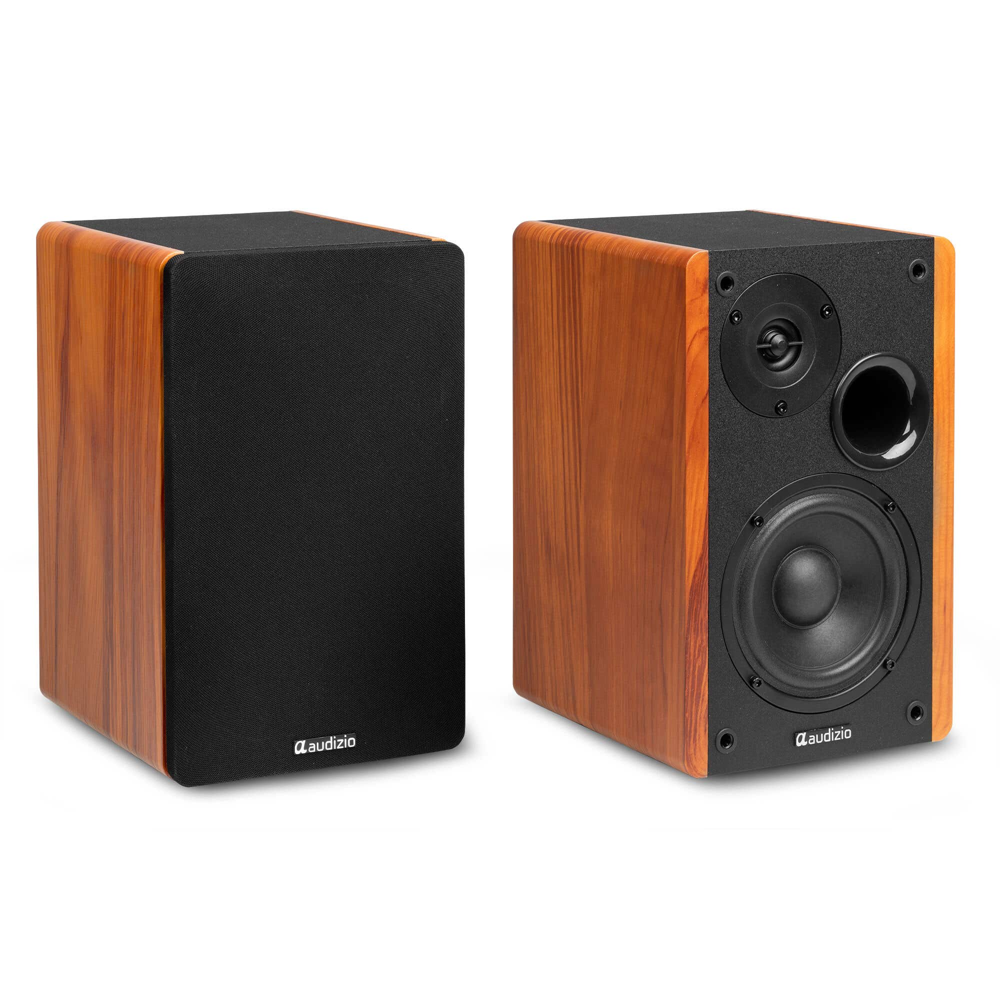 Dos altavoces de madera con cubiertas negras. El derecho muestra los componentes.