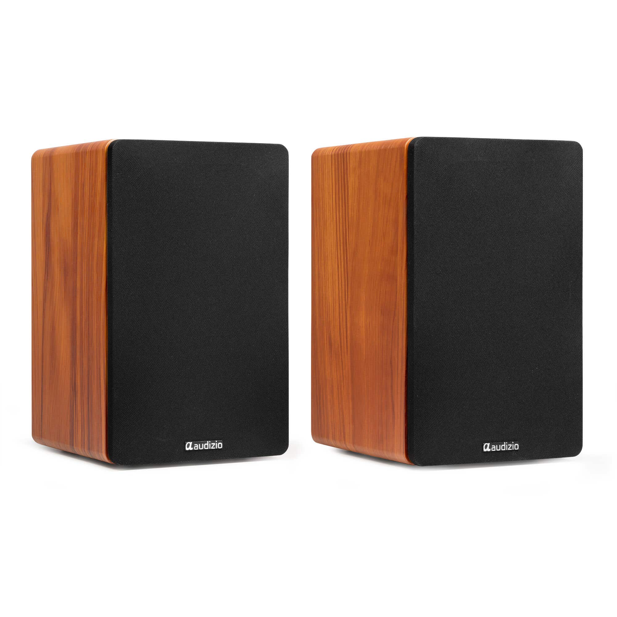 Dos altavoces con acabado de madera en los laterales, frontal negro y el logo 'audizio'. Están sobre una superficie blanca.