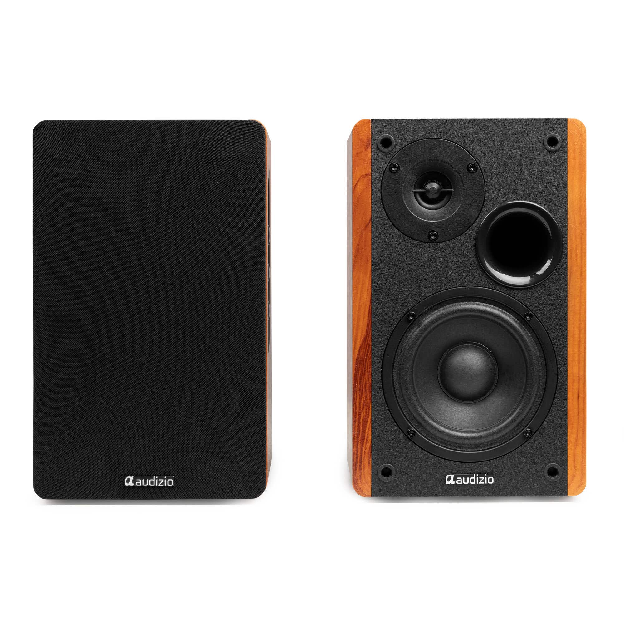 Dos altavoces. Uno es negro liso. El otro es negro con moldura de madera y tiene componentes de altavoz.