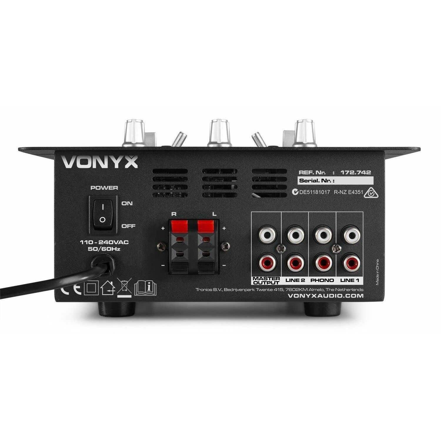 Un mezclador de audio Vonyx negro, con interruptor de encendido, conectores de entrada/salida y perillas de control. Texto con marca y especificaciones.
